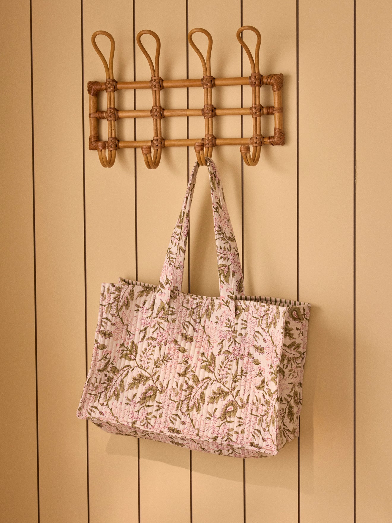 Gesteppte Tragetasche mit Blumen-Print