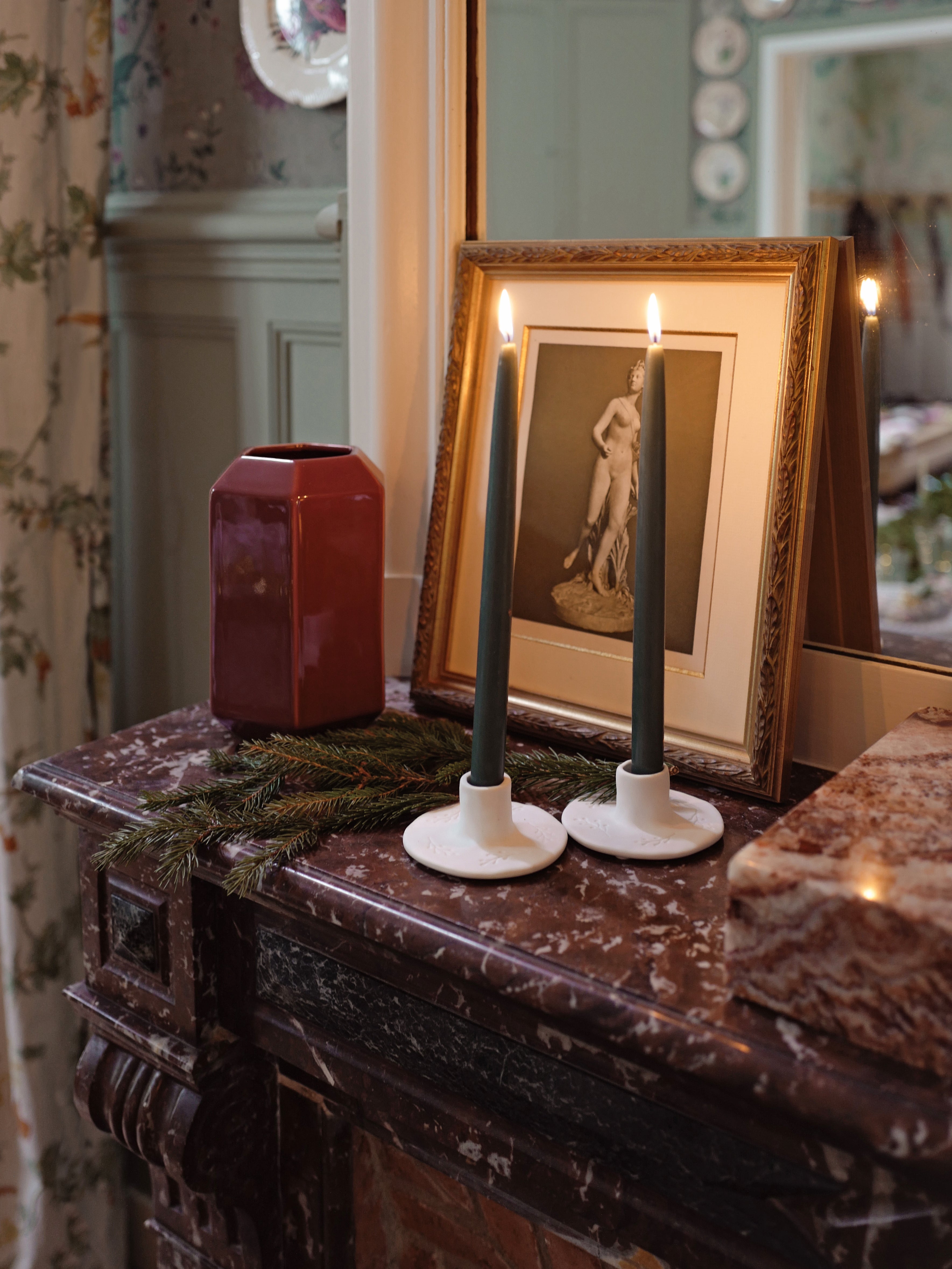 Kerzenständer mit Blättermotiv aus Keramik