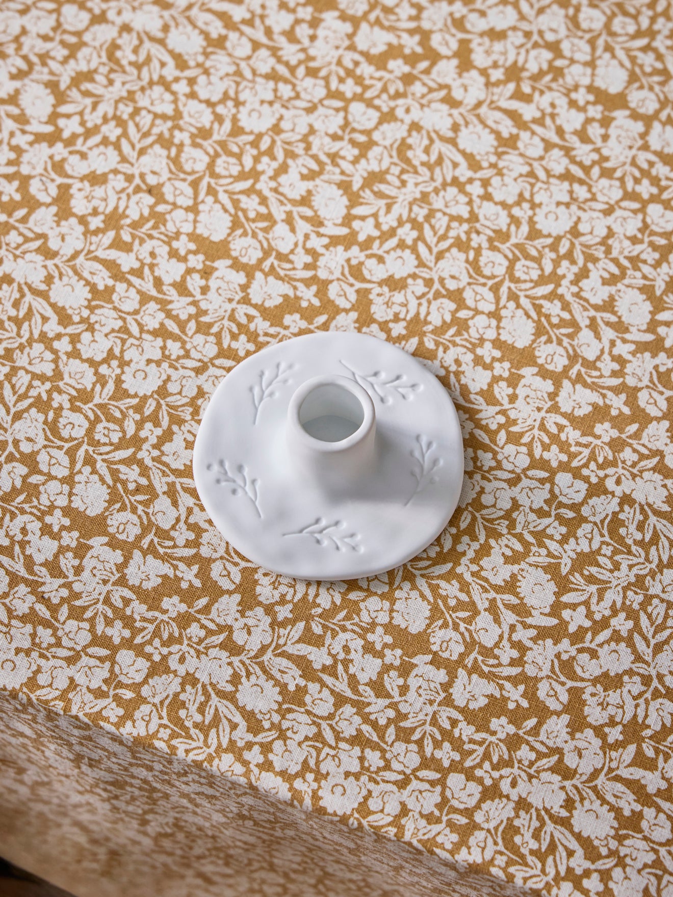 Kerzenständer mit Blättermotiv aus Keramik