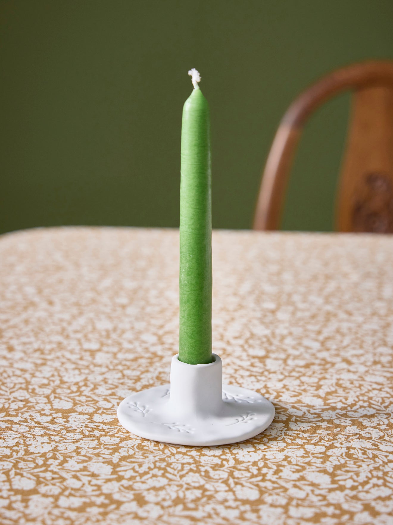 Kerzenständer mit Blättermotiv aus Keramik