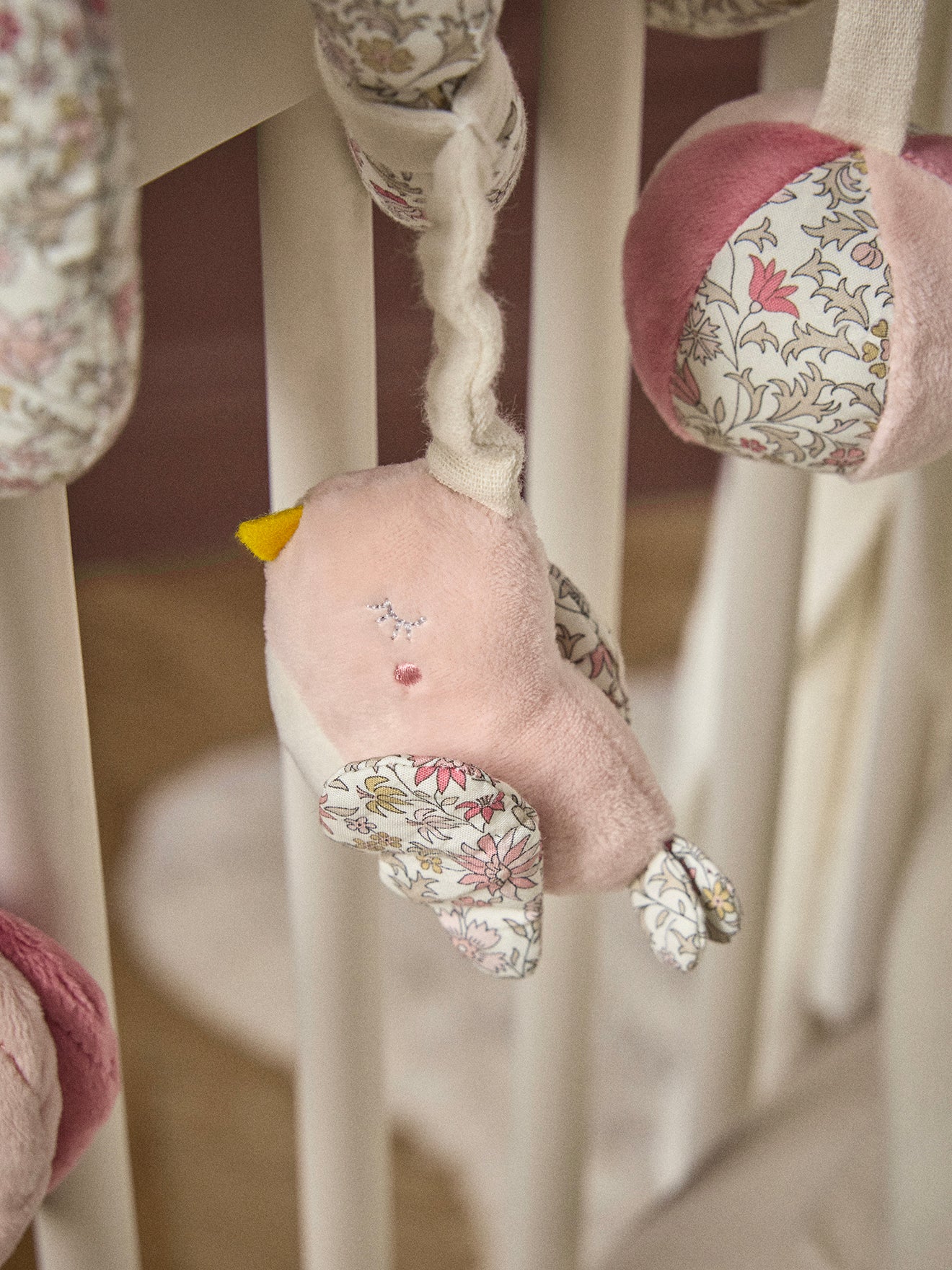 Aktivitätsspirale aus Velours und Liberty®-Stoff