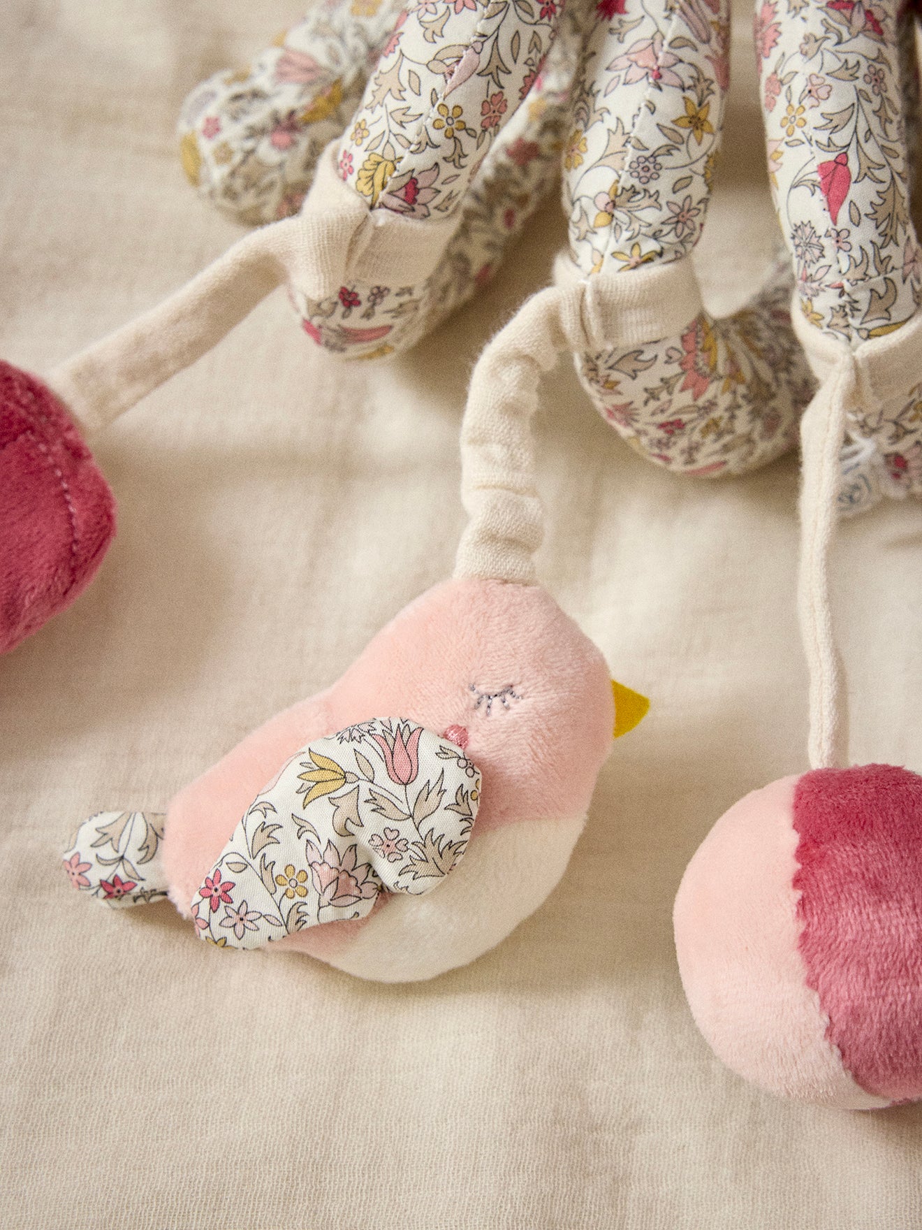 Aktivitätsspirale aus Velours und Liberty®-Stoff