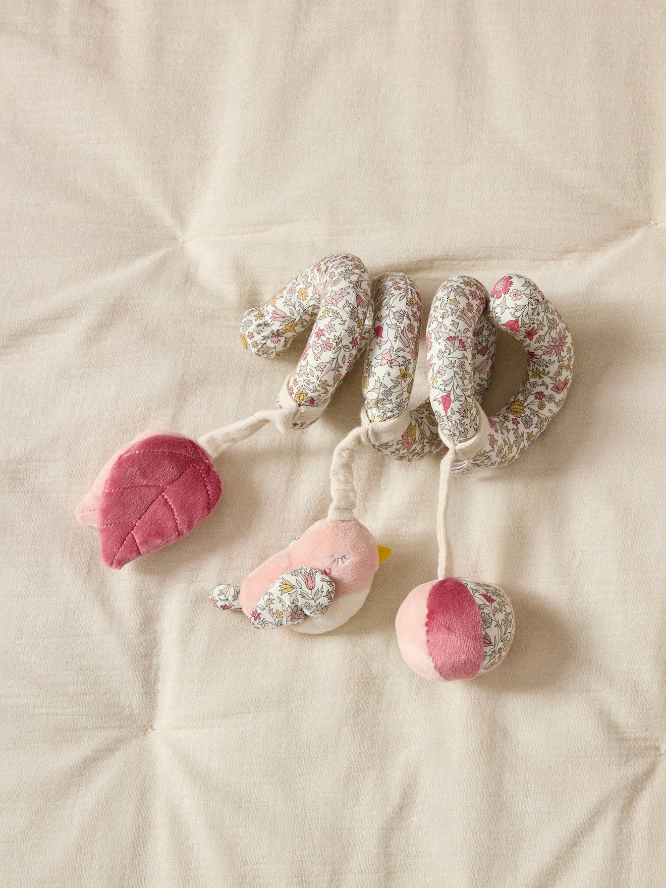 Aktivitätsspirale aus Velours und Liberty®-Stoff