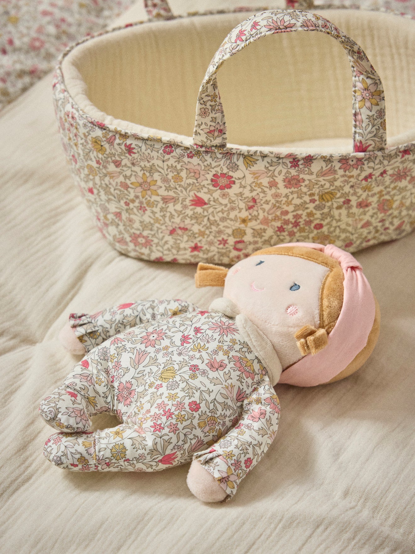 Puppe mit Stofftragetasche aus Liberty®-Stoff