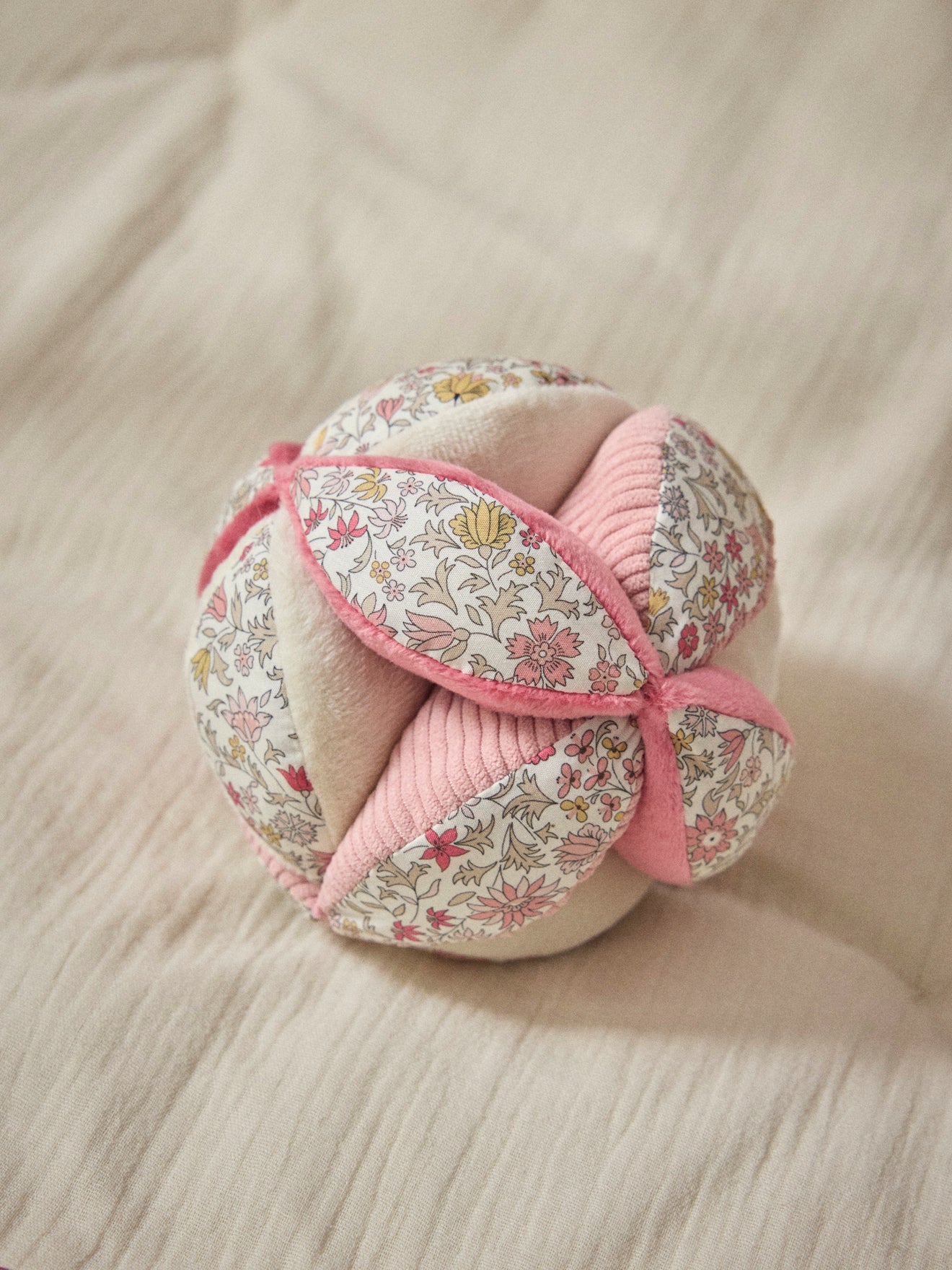 Greifball aus Velours und Liberty®-Stoff