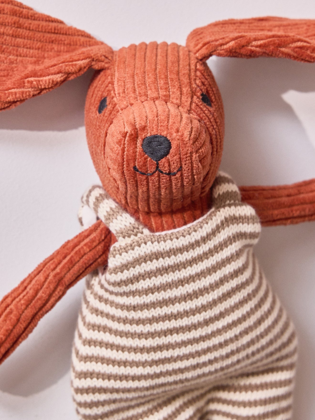 Kuscheltier « Hund » aus Velours mit Latzhose