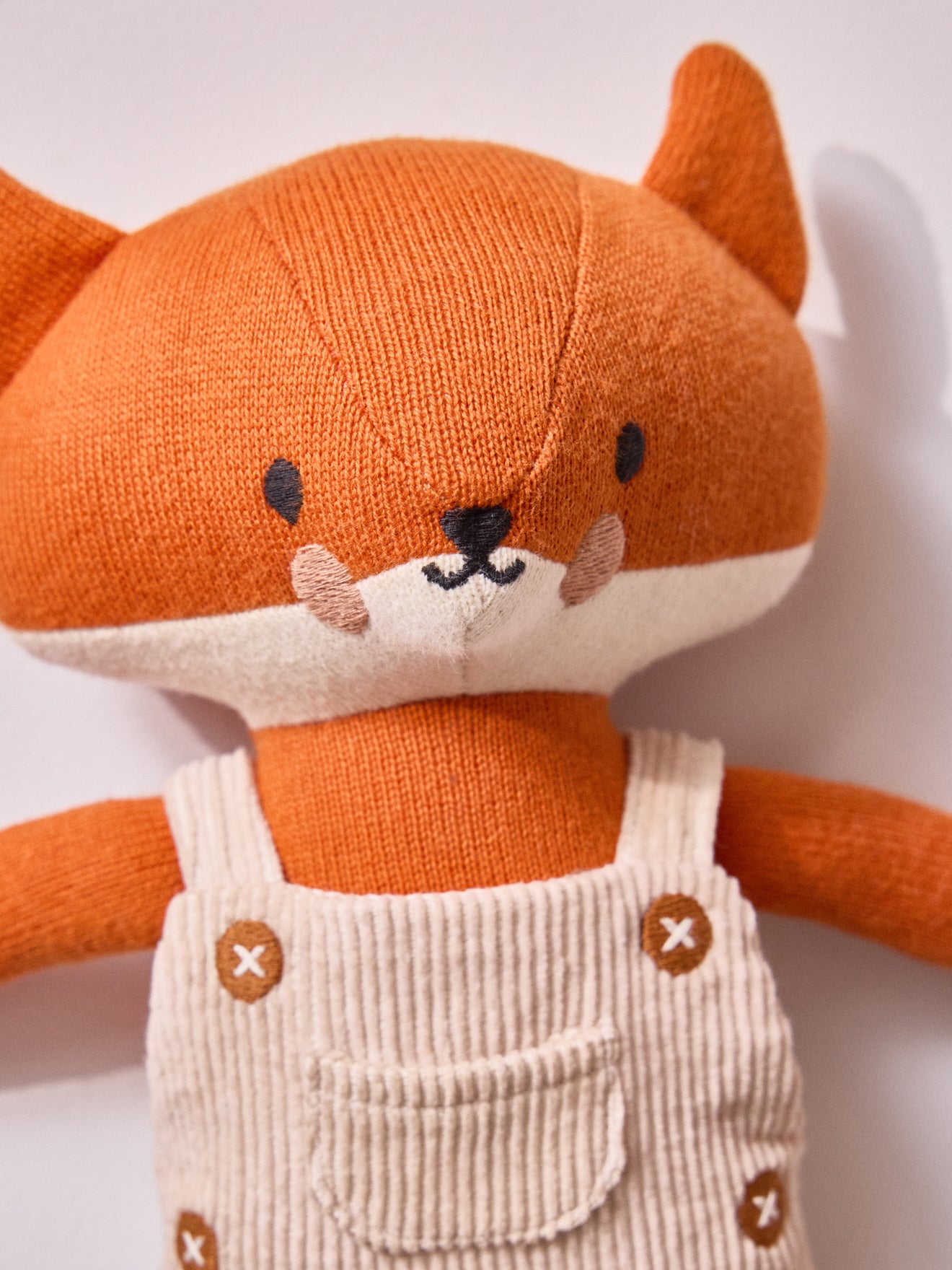 Gestricktes Kuscheltier « Fuchs » mit Latzhose