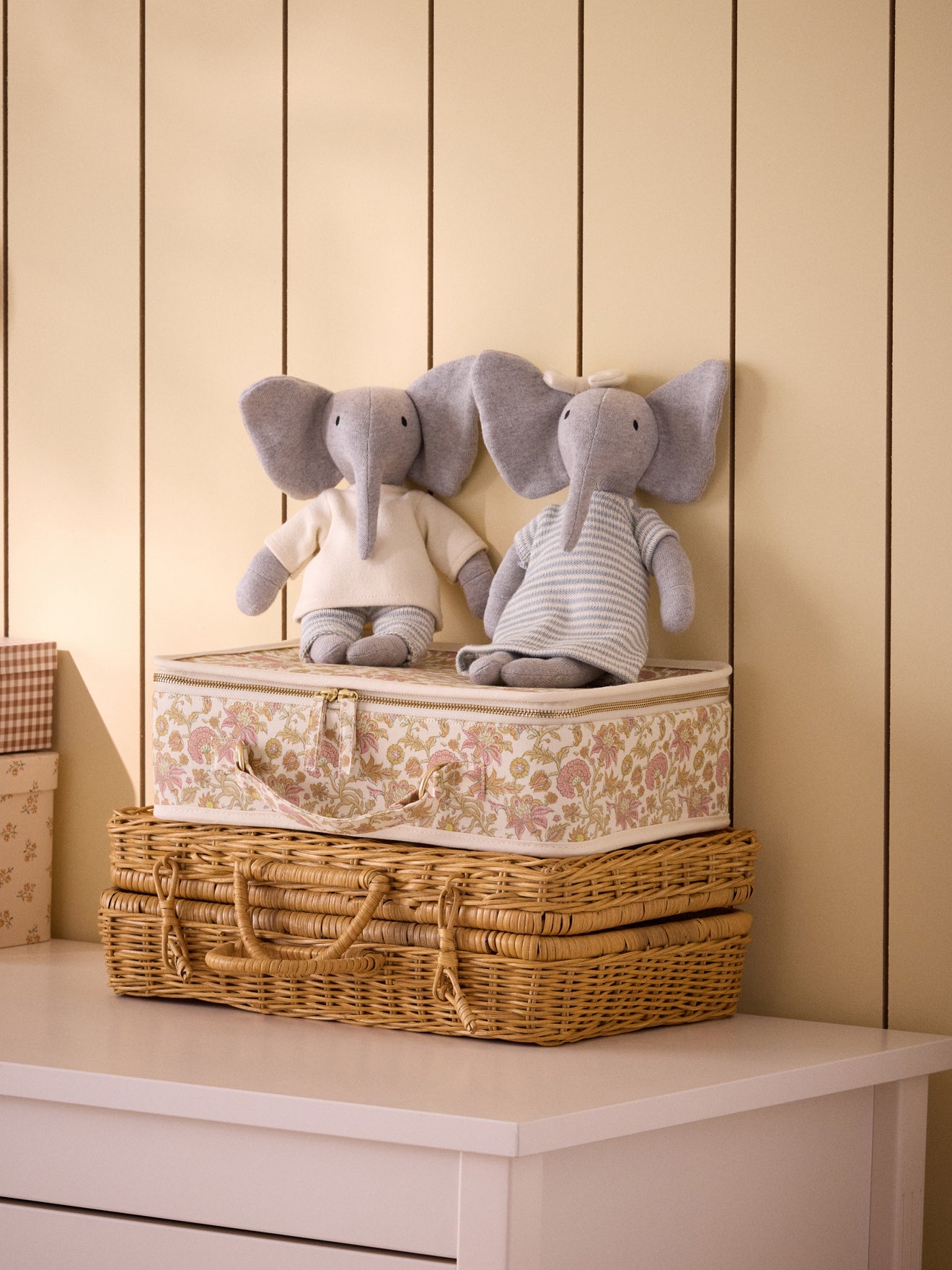 Gestricktes Kuscheltier « Elefant» mit Kleid aus Moosstrick