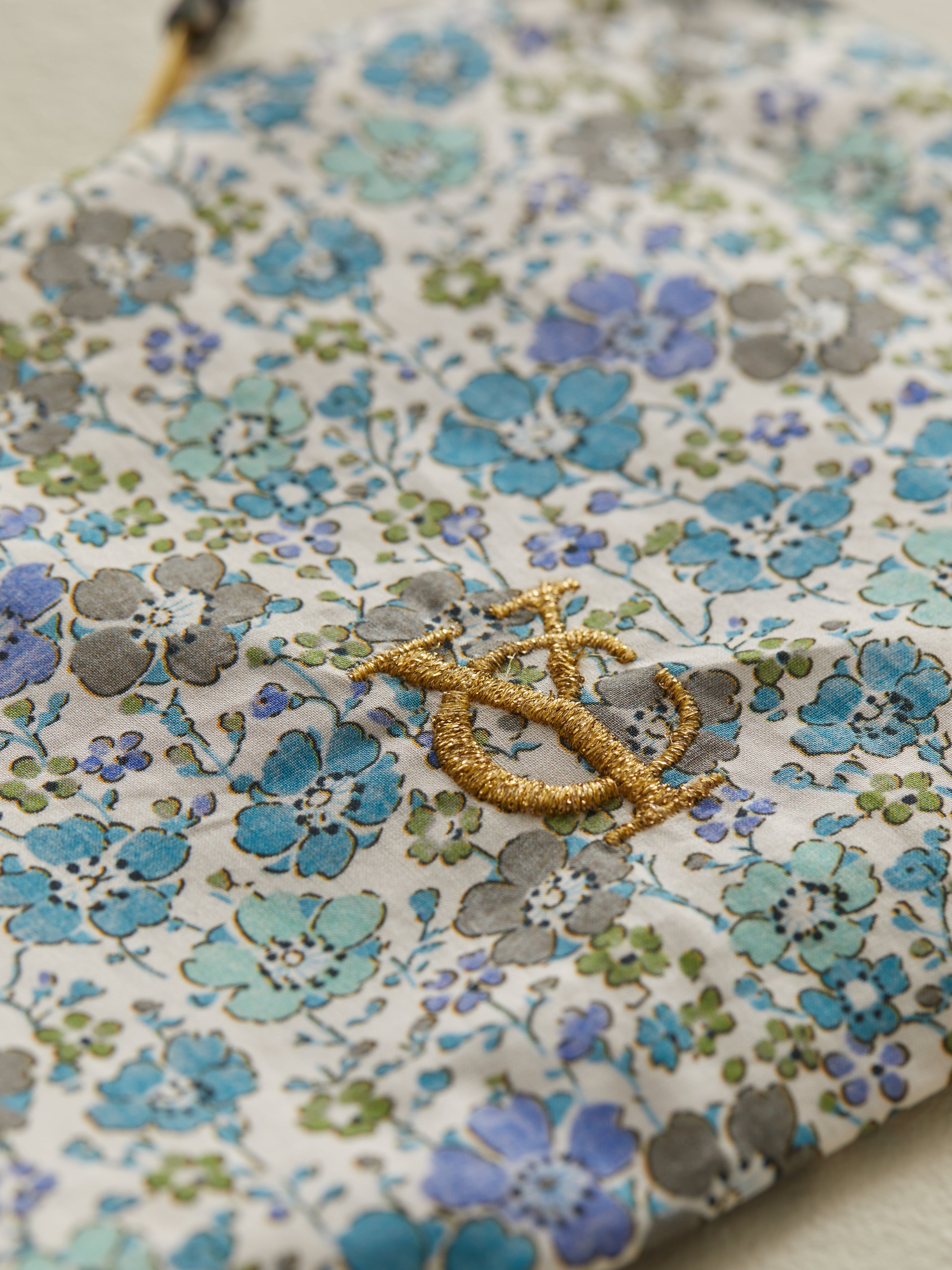 Tasche aus Liberty®-Stoff mit Stickerei – Solidaraktion