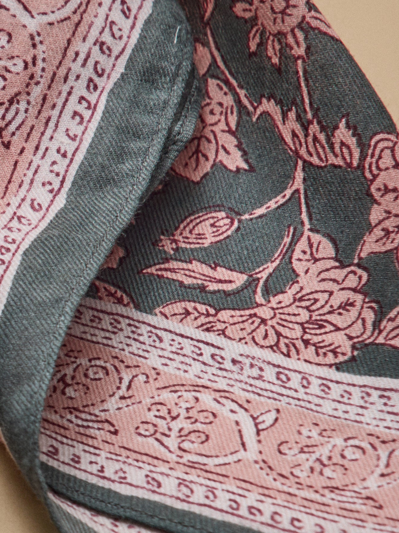 Damen-Schal mit « Gardénia »-Print