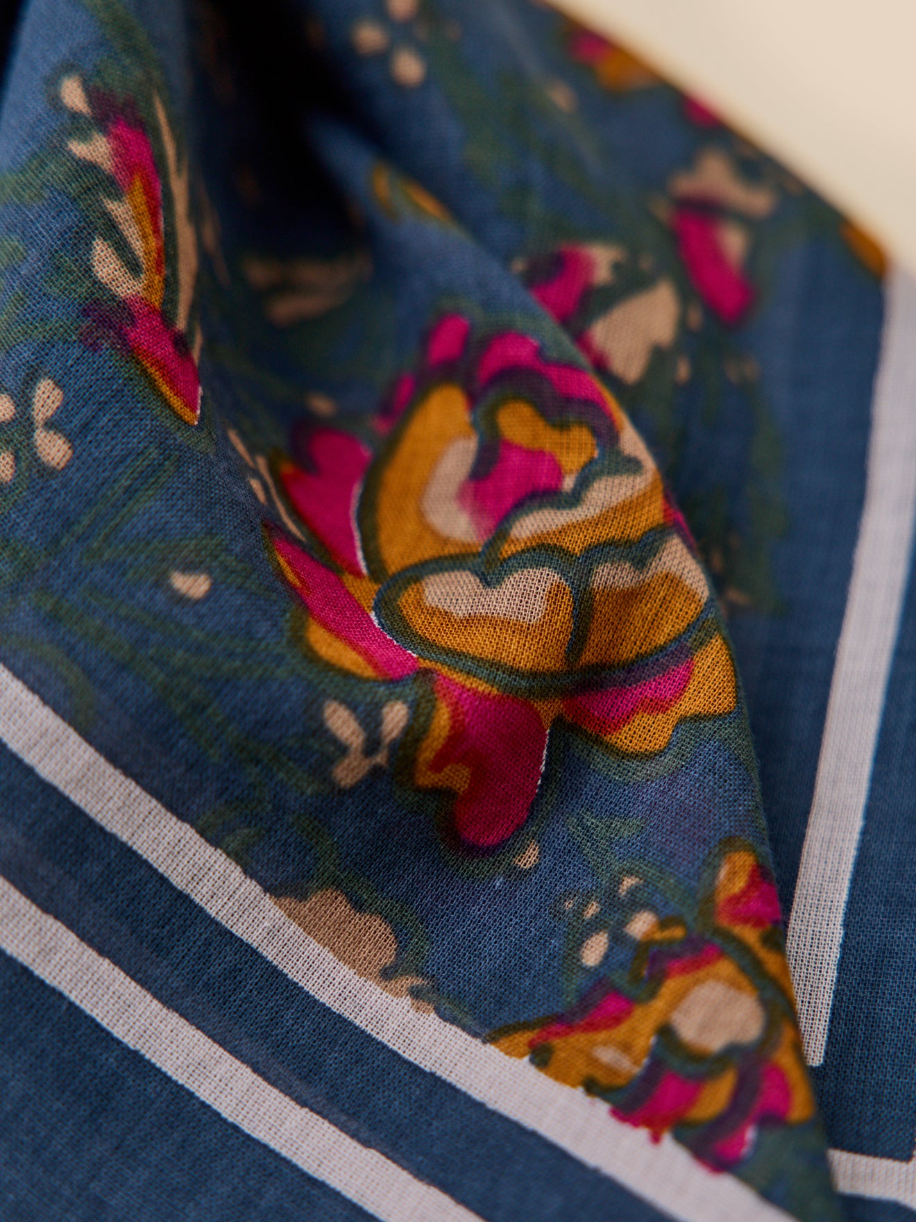 Damenschal mit Blumenmuster