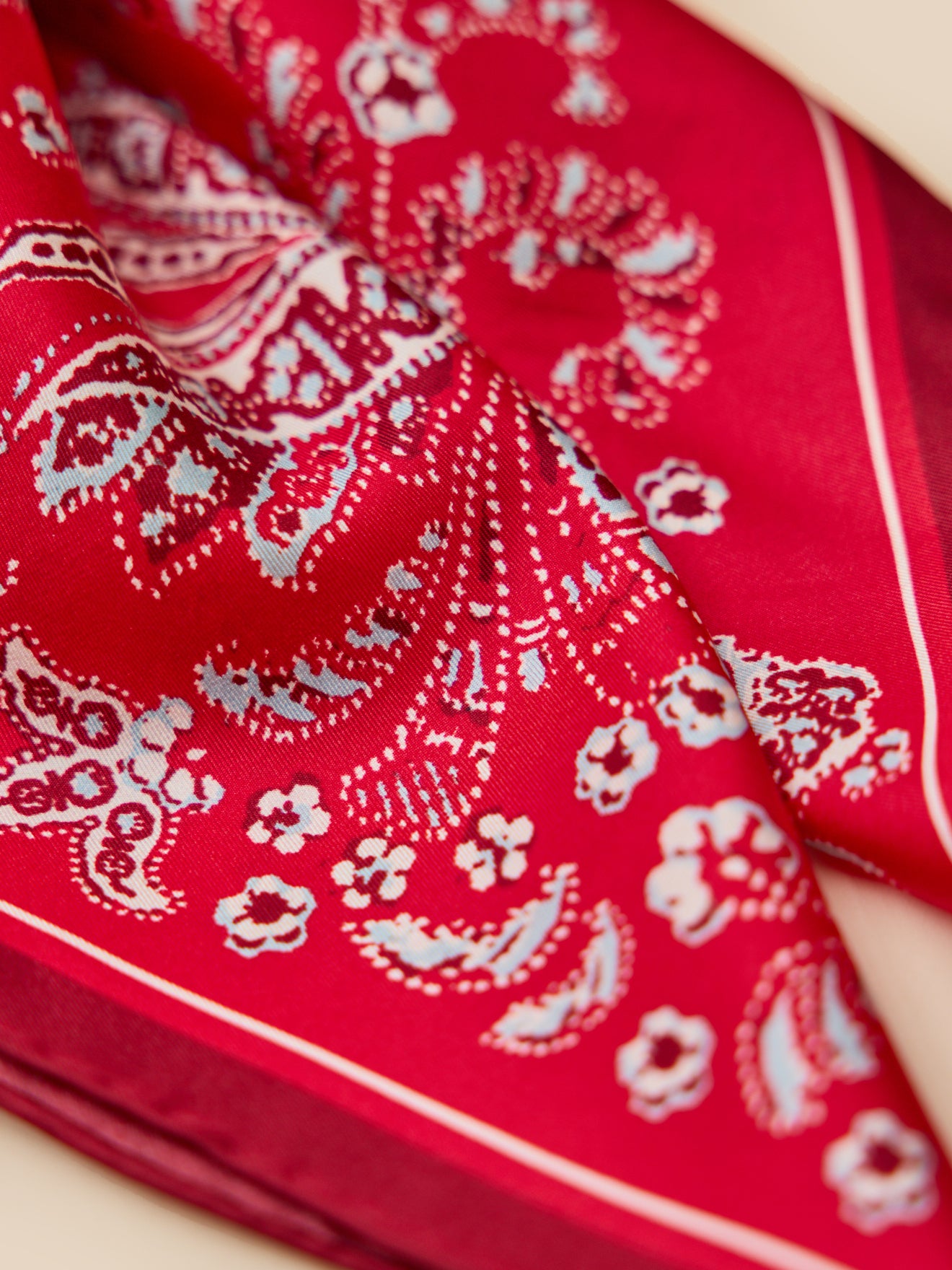 Damenschal aus Seide mit Paisley-Muster