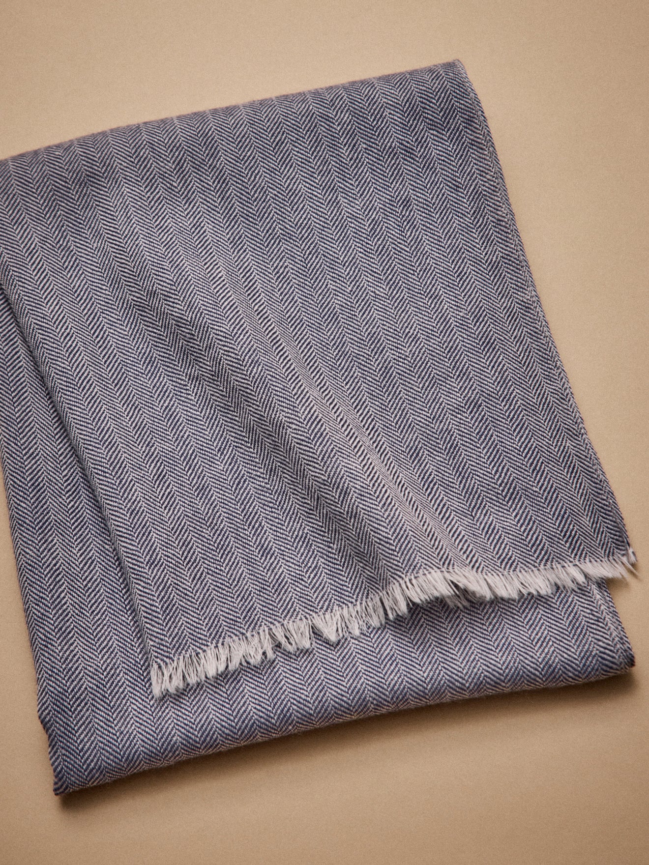 Herrenschal aus Wolle mit Fischgratmuster