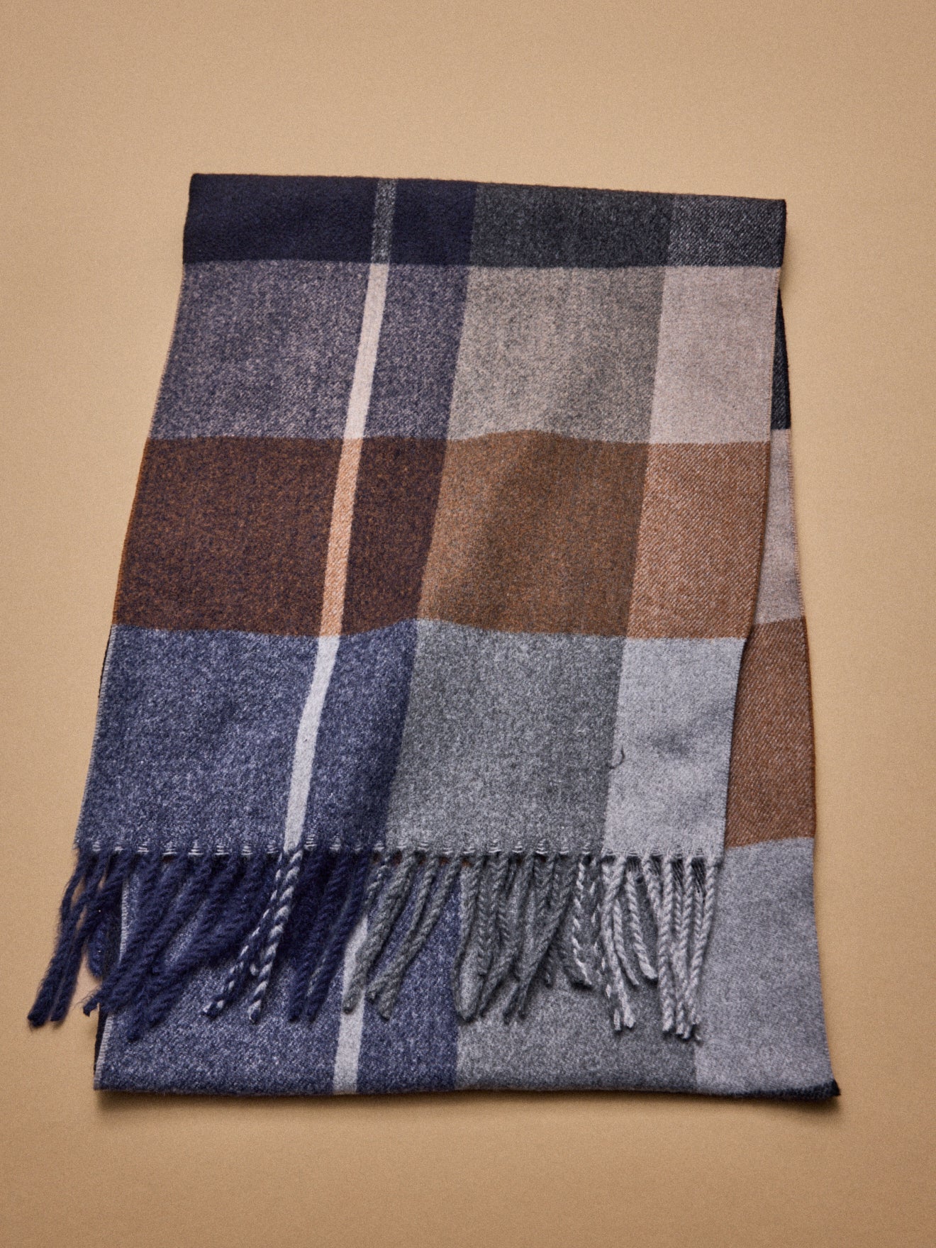 Herren-Schal mit Fransen und grossem Karomuster