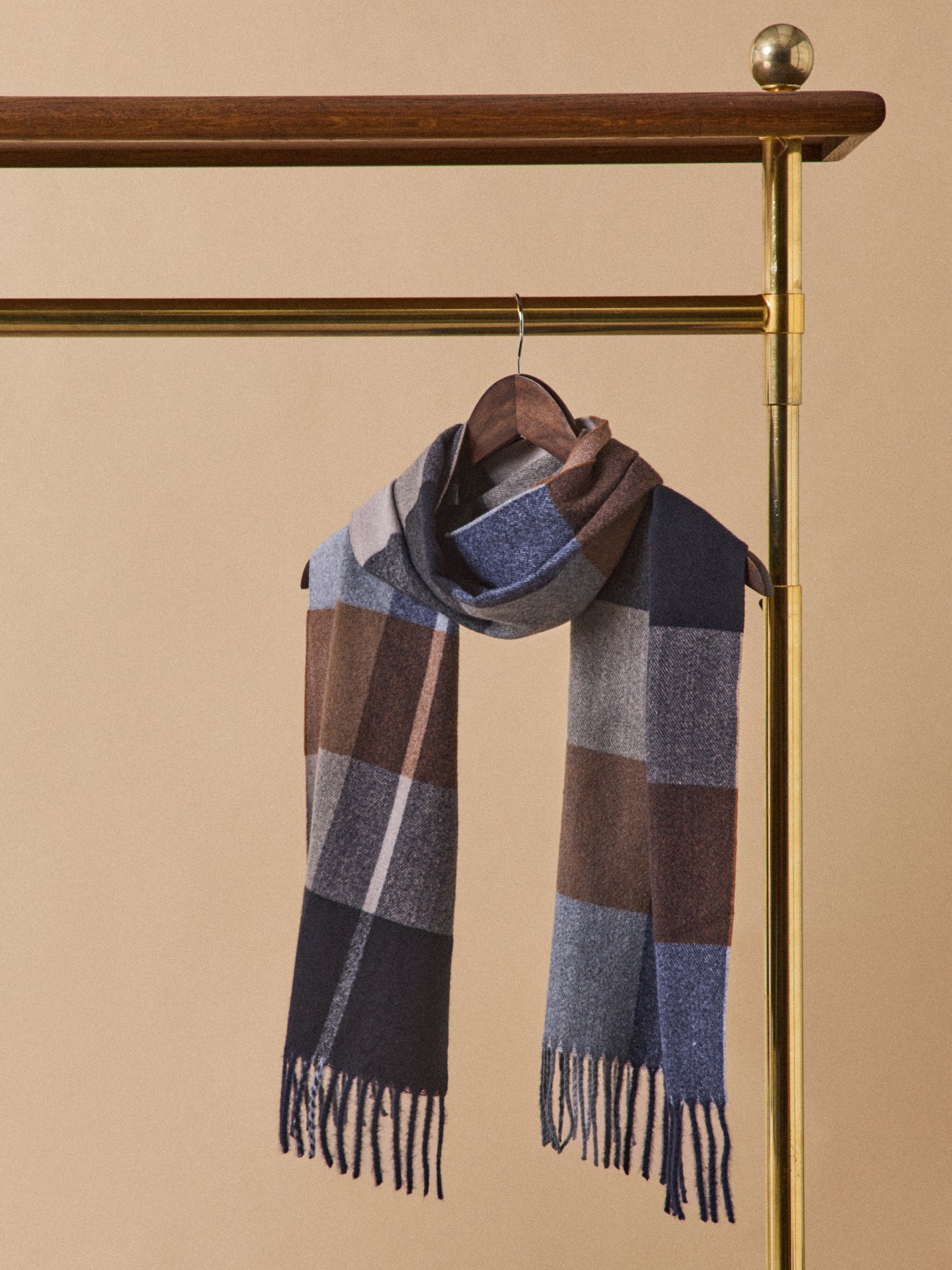 Herren-Schal mit Fransen und grossem Karomuster