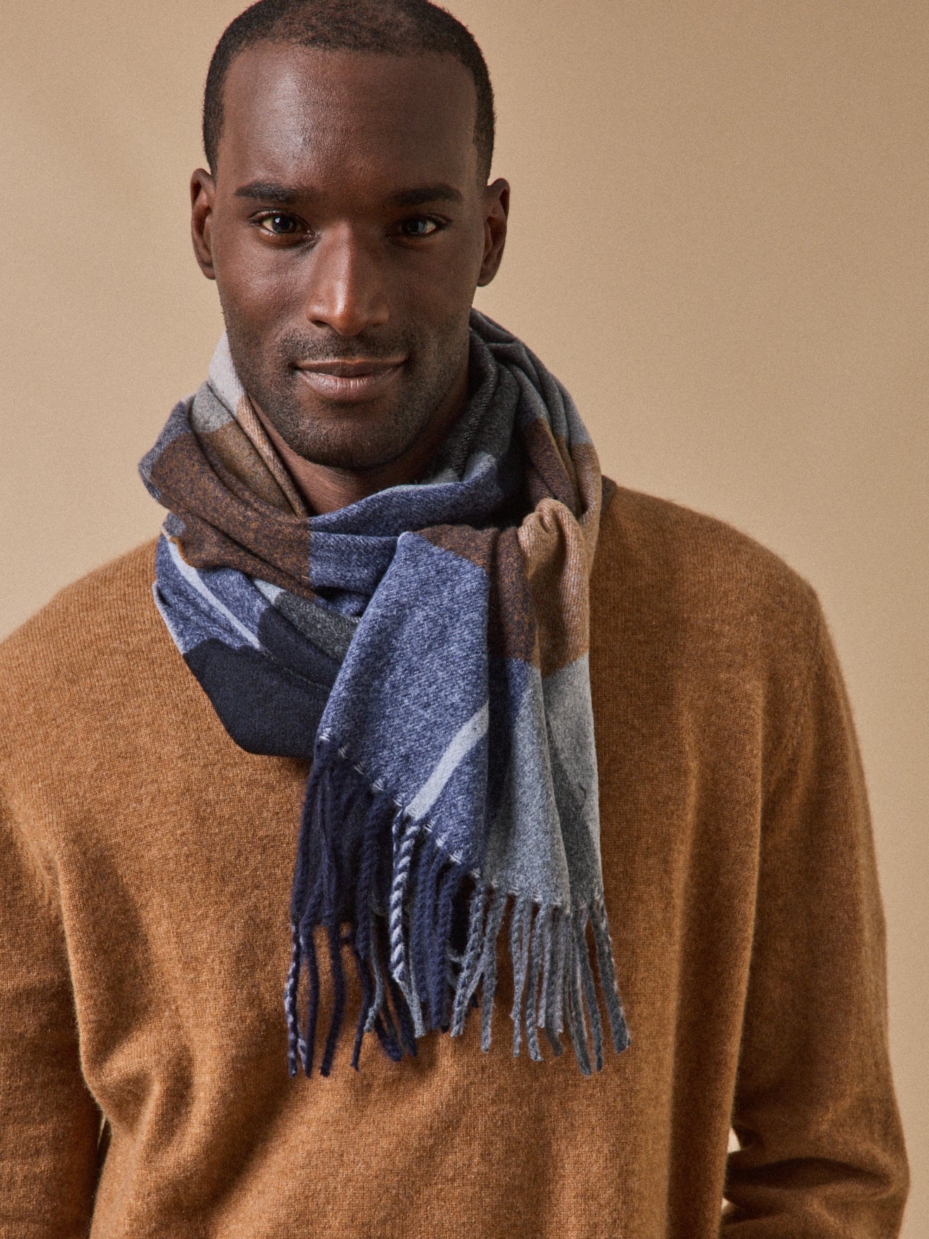 Herren-Schal mit Fransen und grossem Karomuster