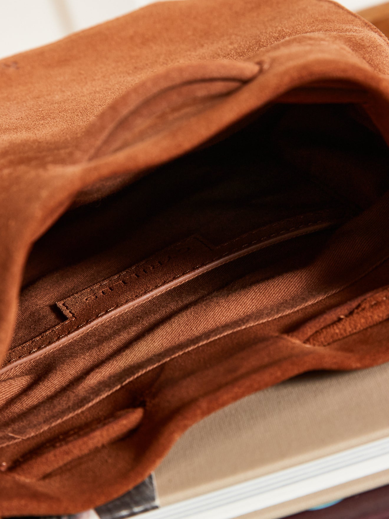 Damen-Umhängetasche aus Wildleder - Lederwaren-Kollektion von Cyrillus