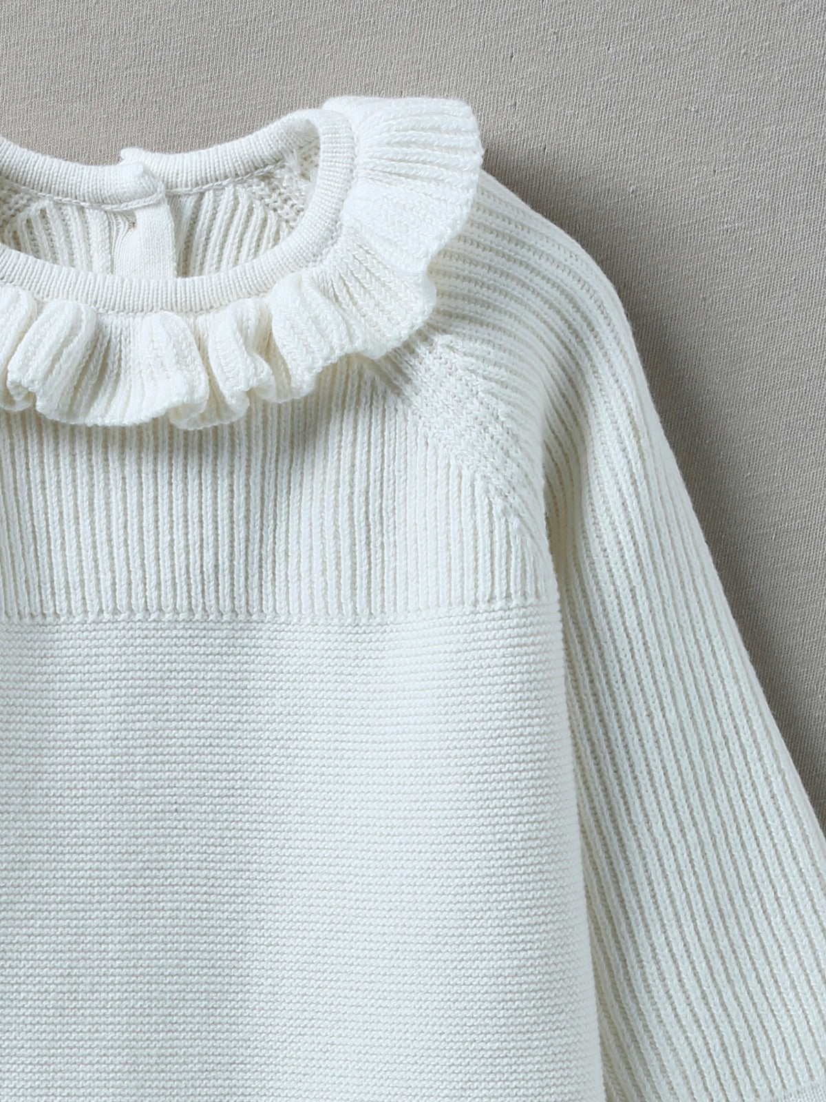 Baby-Cardigan mit Volant-Kragen