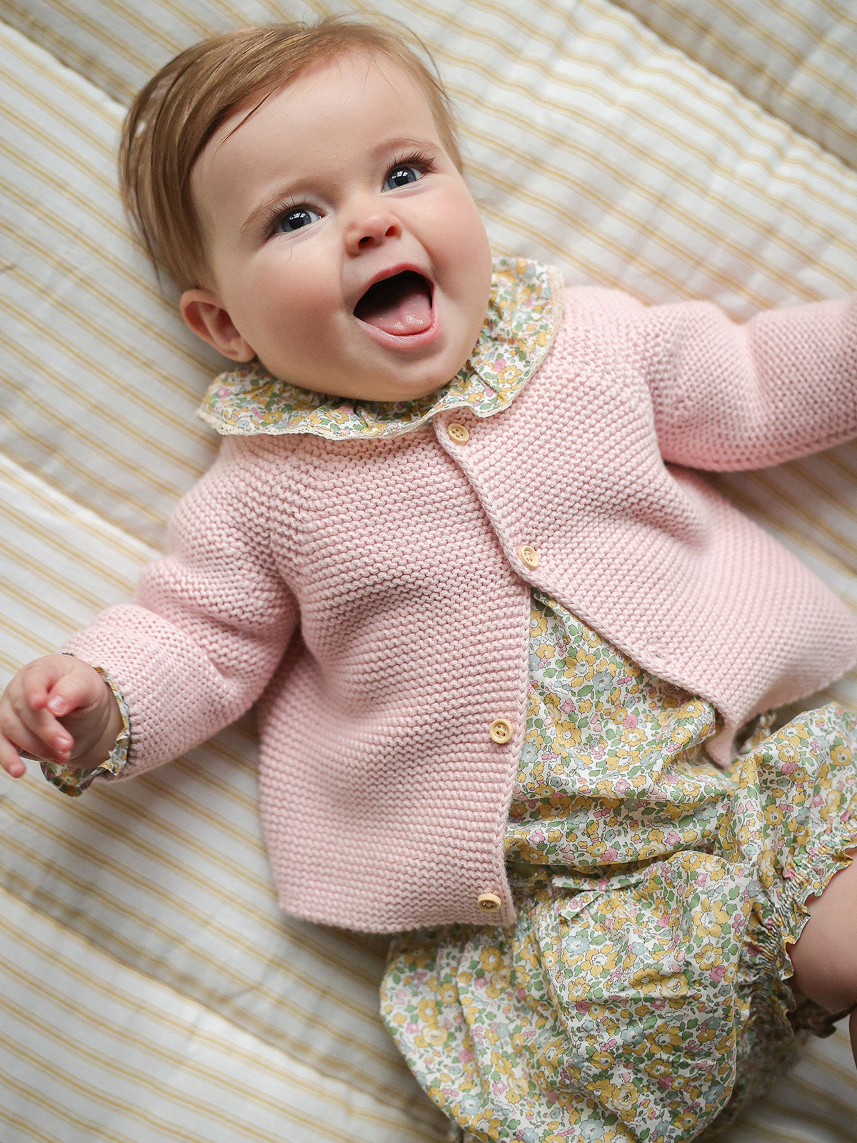 Baby-Strickjacke aus Wolle und Bio-Baumwolle