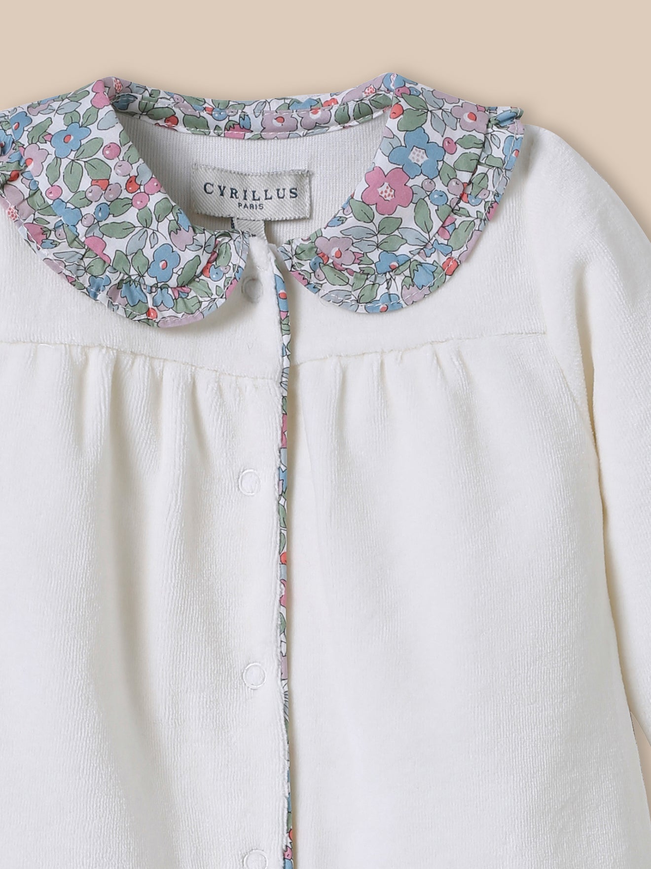 Strampler aus Velours und Liberty®-Stoff mit Kuscheltier