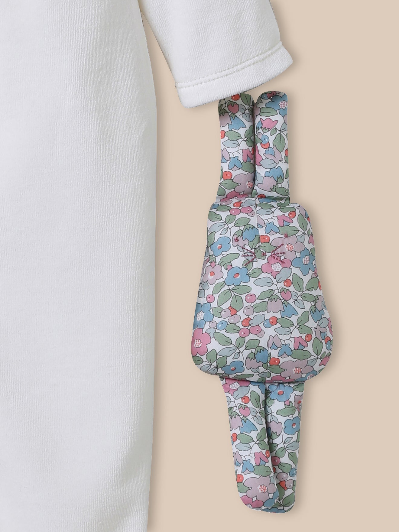 Strampler aus Velours und Liberty®-Stoff mit Kuscheltier