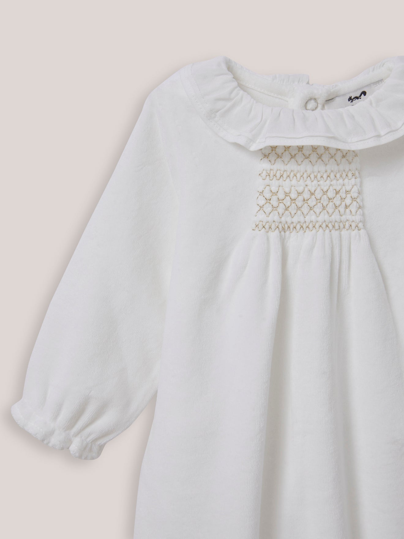 Babystrampler aus Velours mit Volant-Kragen