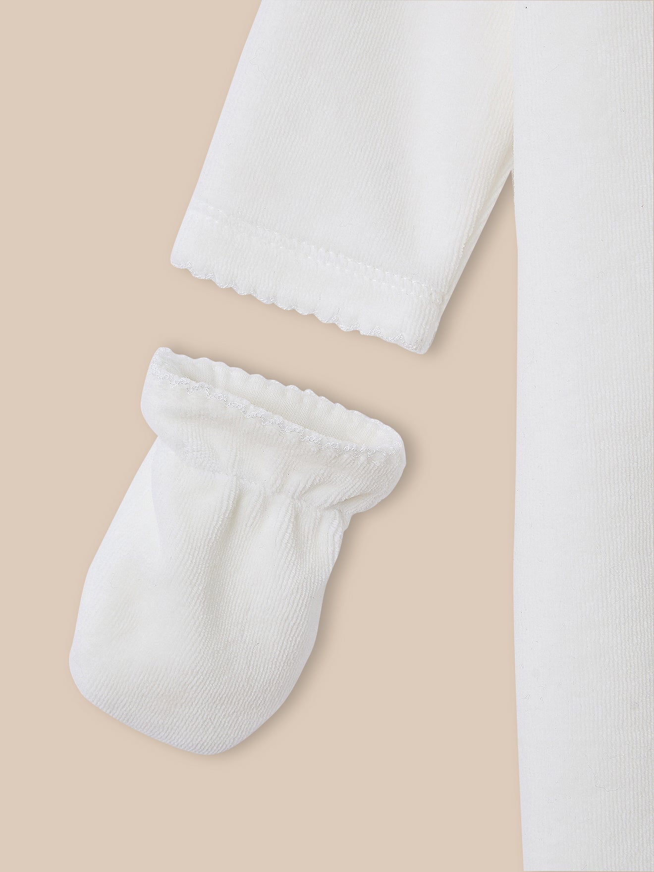 Set für das Neugeborene: Strampler, Mütze und Fäustlinge