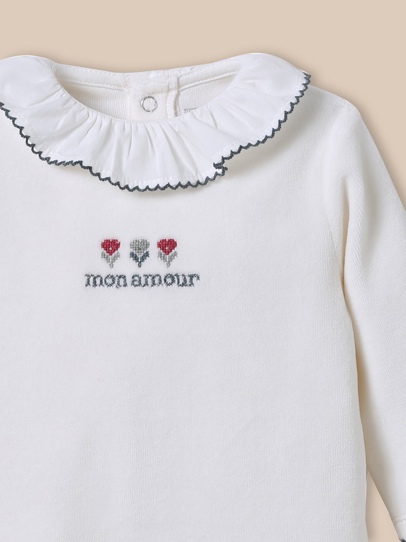 Baby-Strampler aus besticktem Velours