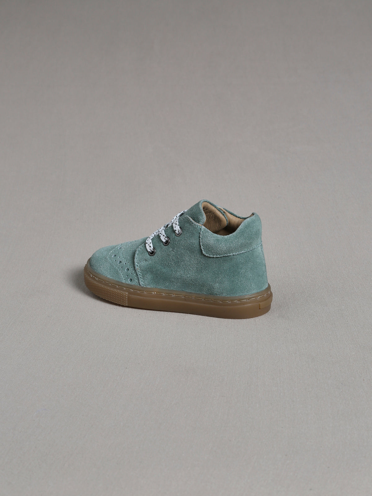 Baby-Sneakers aus Veloursleder mit Schnürsenkeln