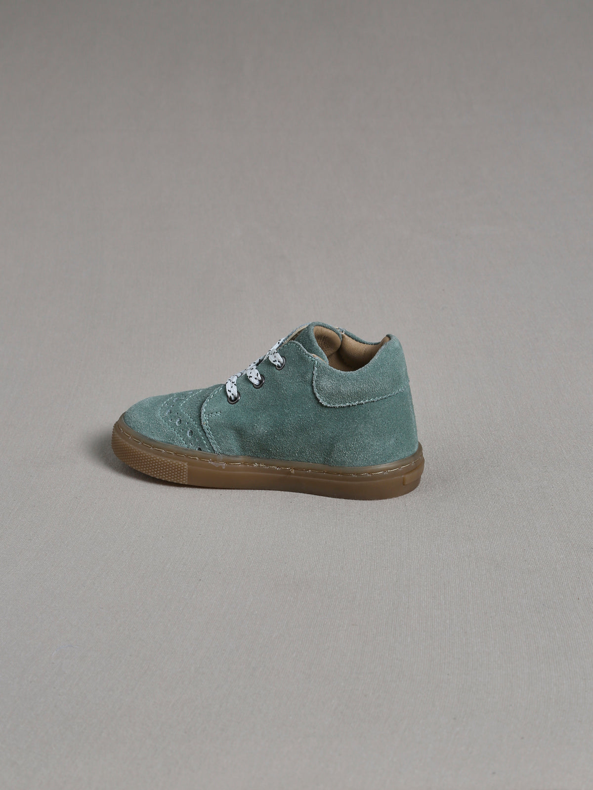 Baby-Sneakers aus Veloursleder mit Schnürsenkeln