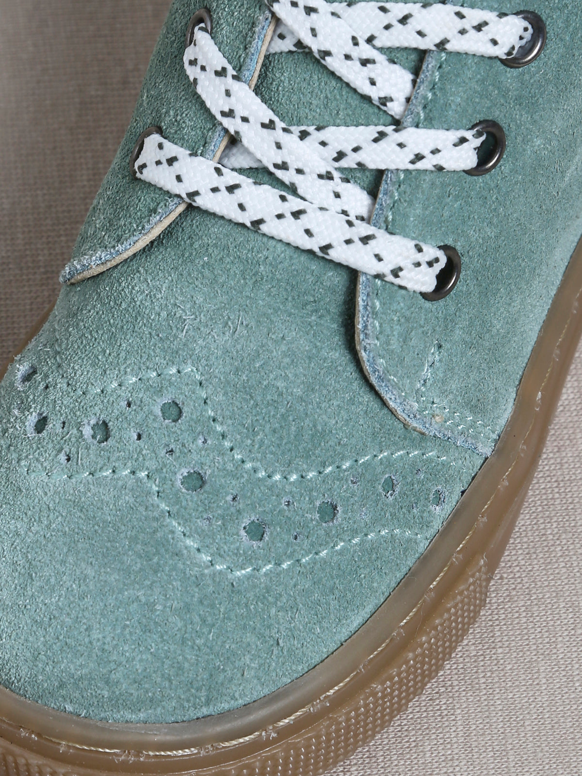 Baby-Sneakers aus Veloursleder mit Schnürsenkeln