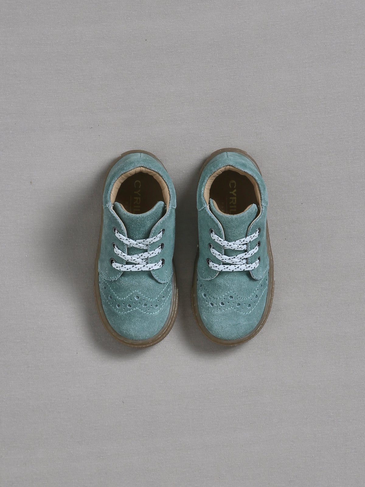 Baby-Sneakers aus Veloursleder mit Schnürsenkeln
