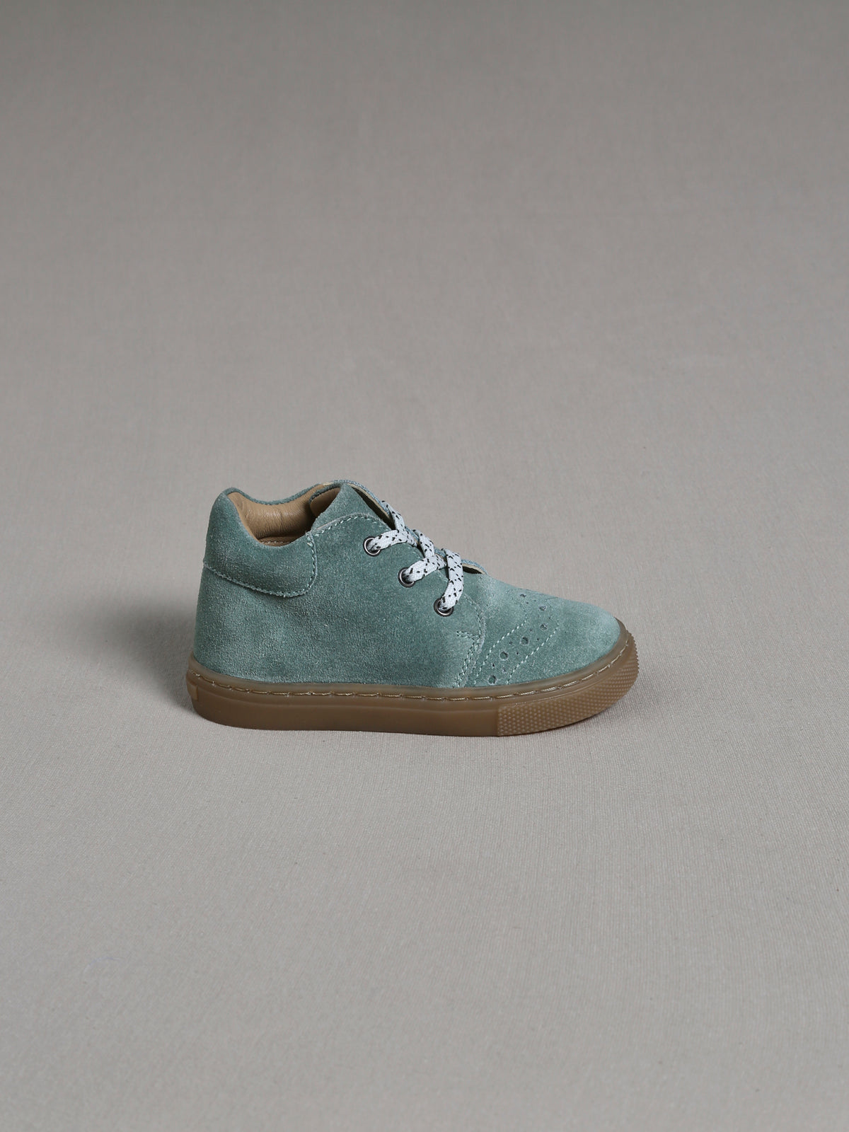 Baby-Sneakers aus Veloursleder mit Schnürsenkeln