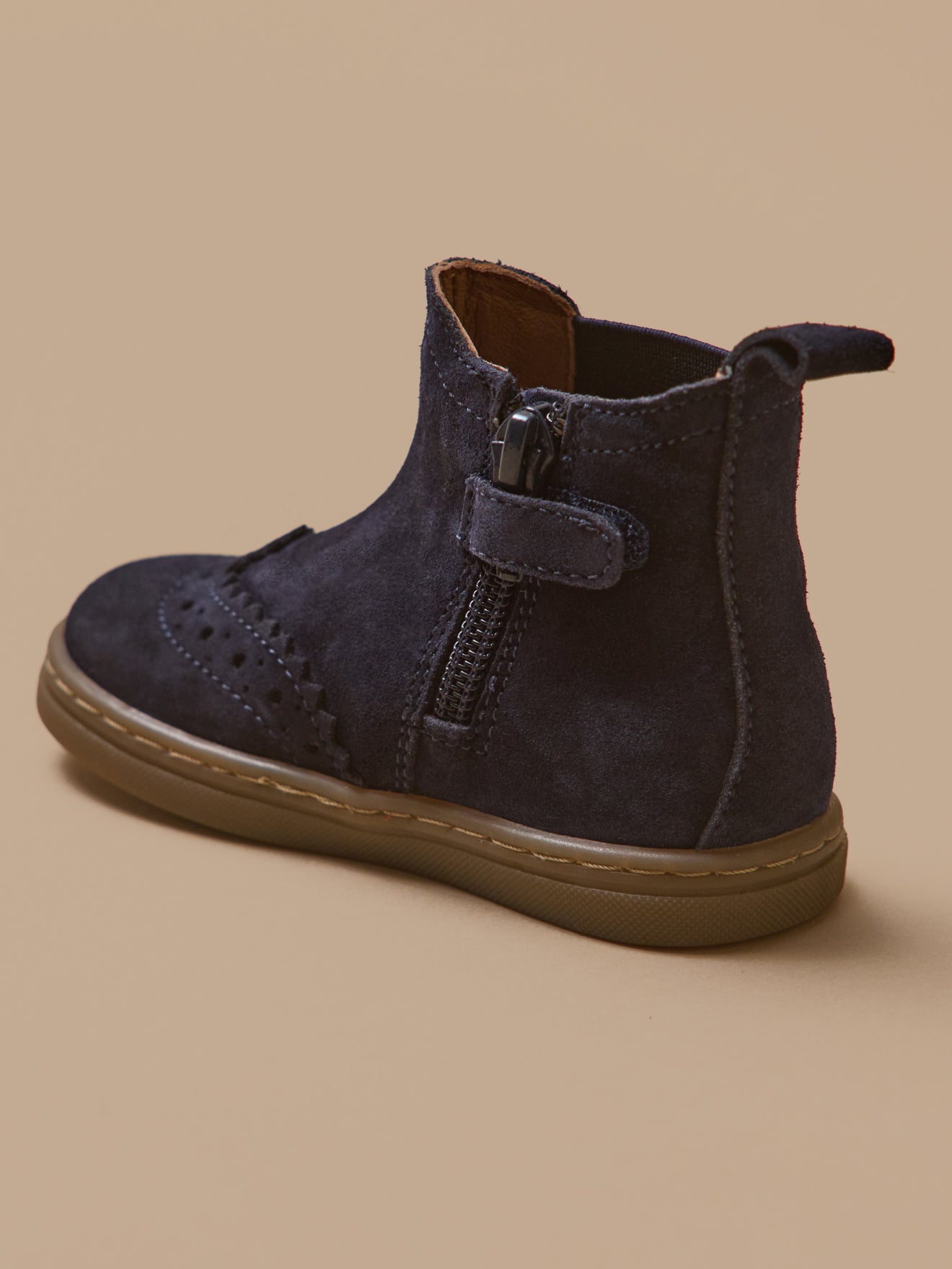 Babyschuhe, Chelsea-Boots aus Leder mit floraler Lochung an der Spitze