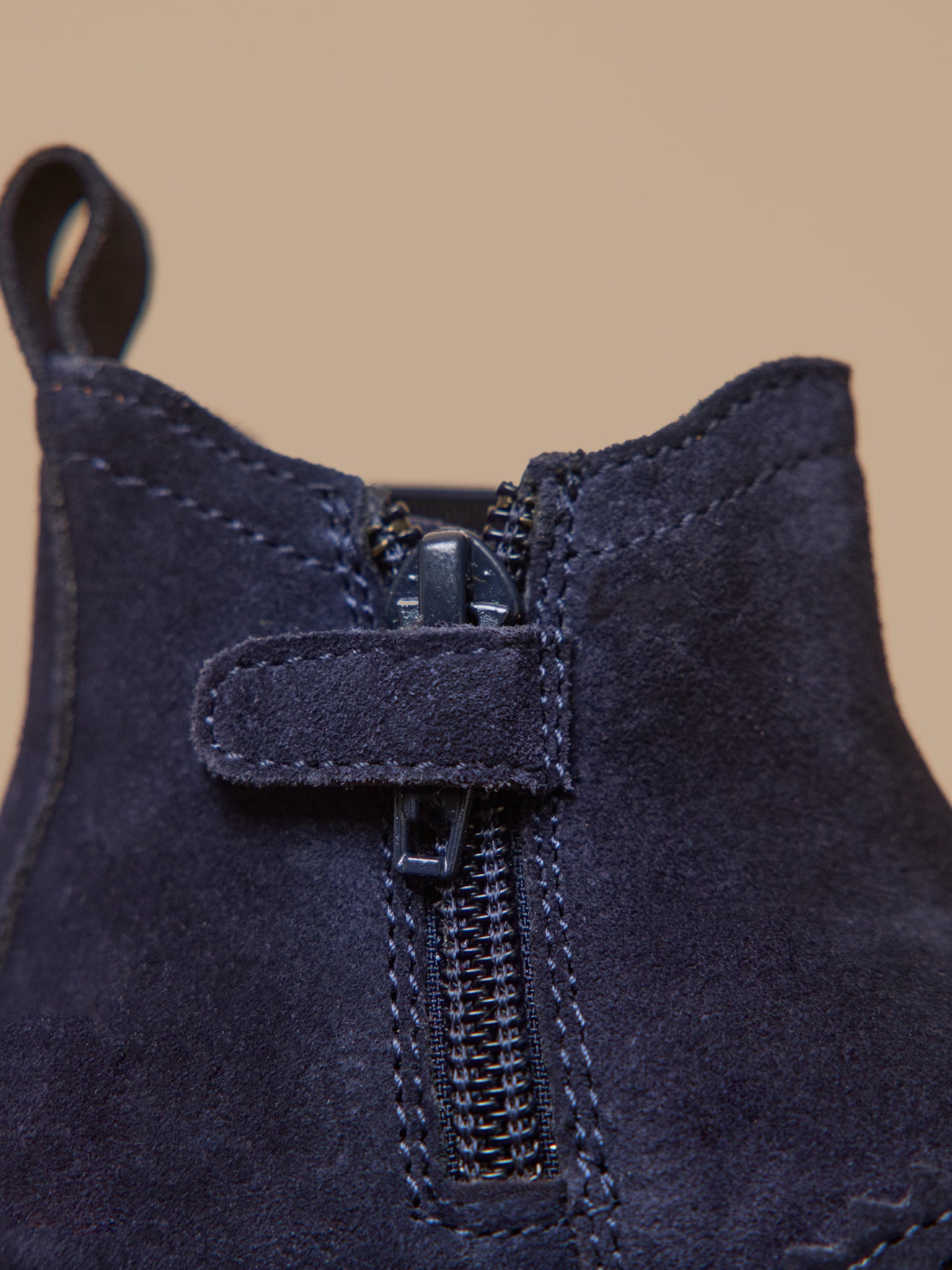 Babyschuhe, Chelsea-Boots aus Leder mit floraler Lochung an der Spitze