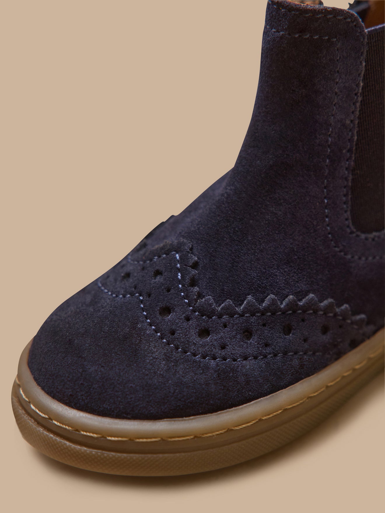 Babyschuhe, Chelsea-Boots aus Leder mit floraler Lochung an der Spitze