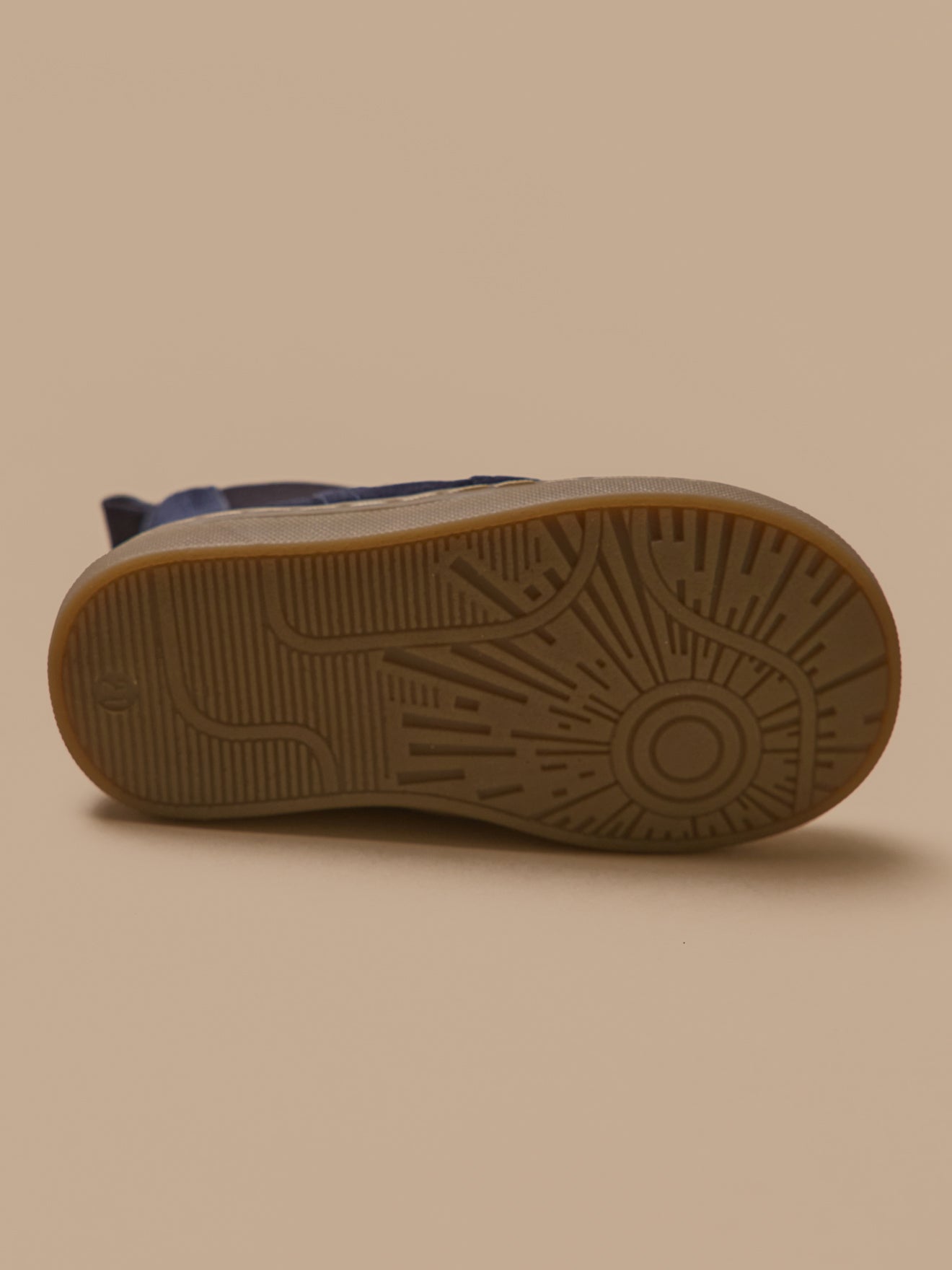 Babyschuhe, Chelsea-Boots aus Leder mit floraler Lochung an der Spitze