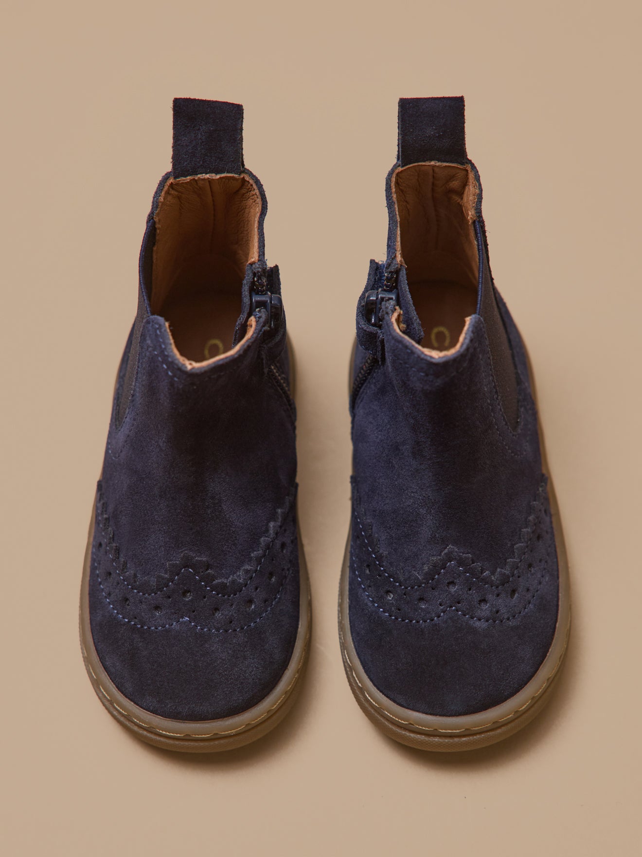 Babyschuhe, Chelsea-Boots aus Leder mit floraler Lochung an der Spitze