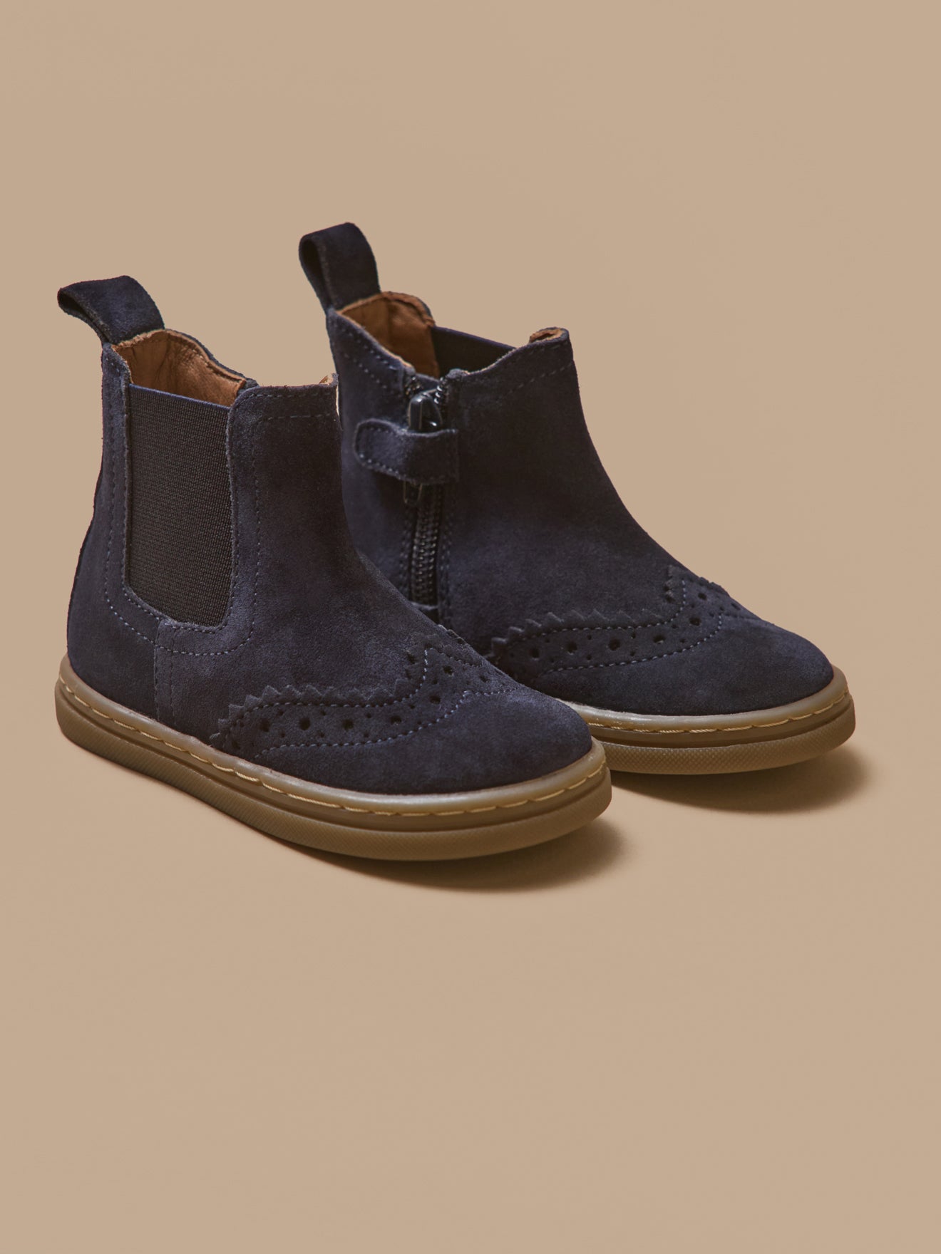Babyschuhe, Chelsea-Boots aus Leder mit floraler Lochung an der Spitze