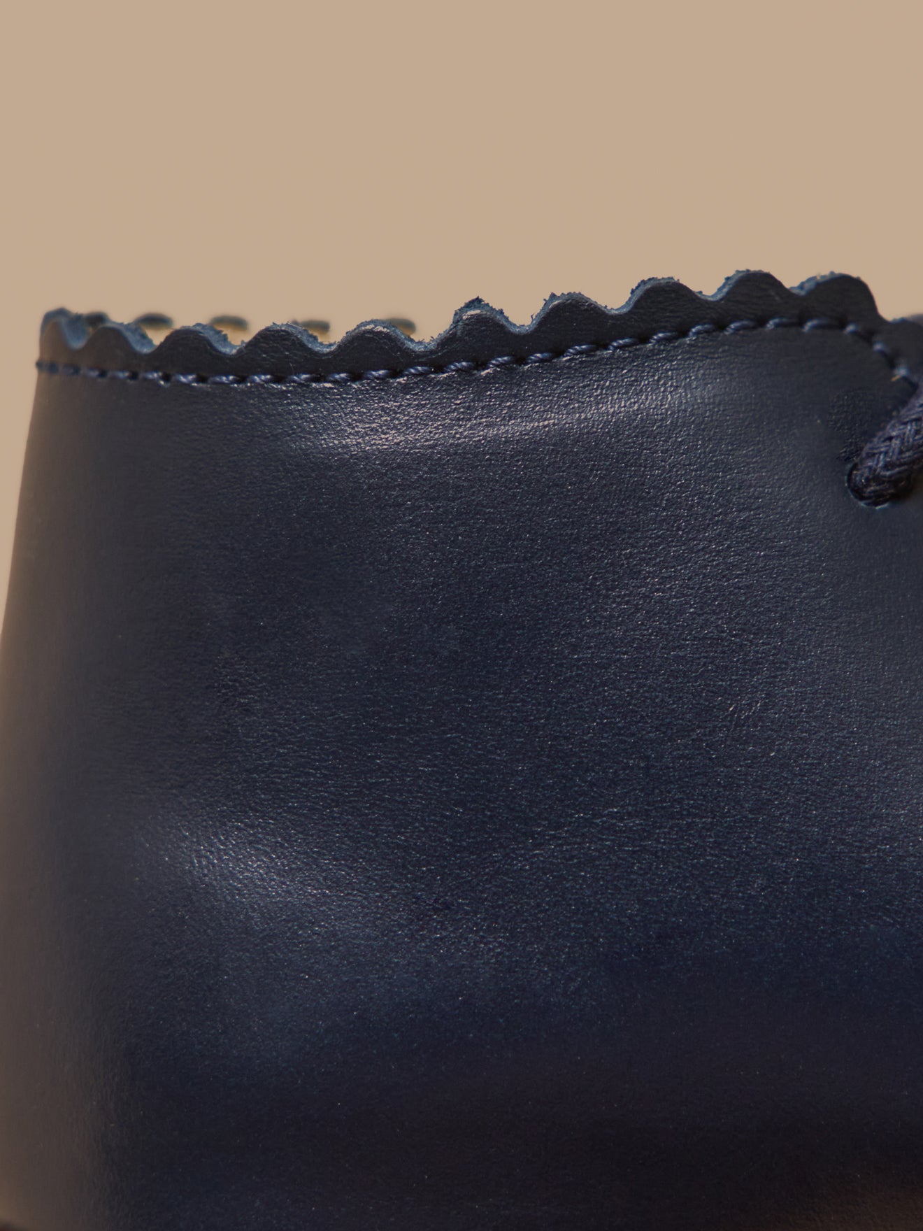Baby-Stiefeletten aus Leder mit floraler Lochung an der Spitze