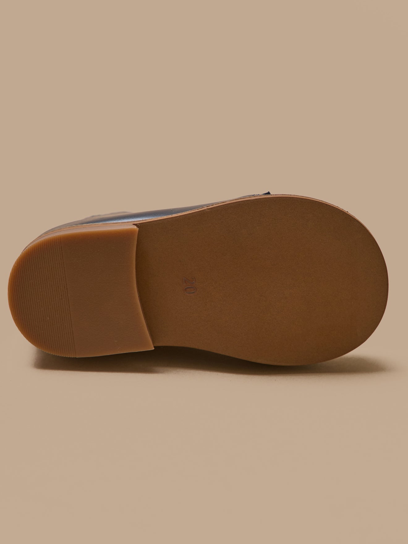 Baby-Stiefeletten aus Leder mit floraler Lochung an der Spitze