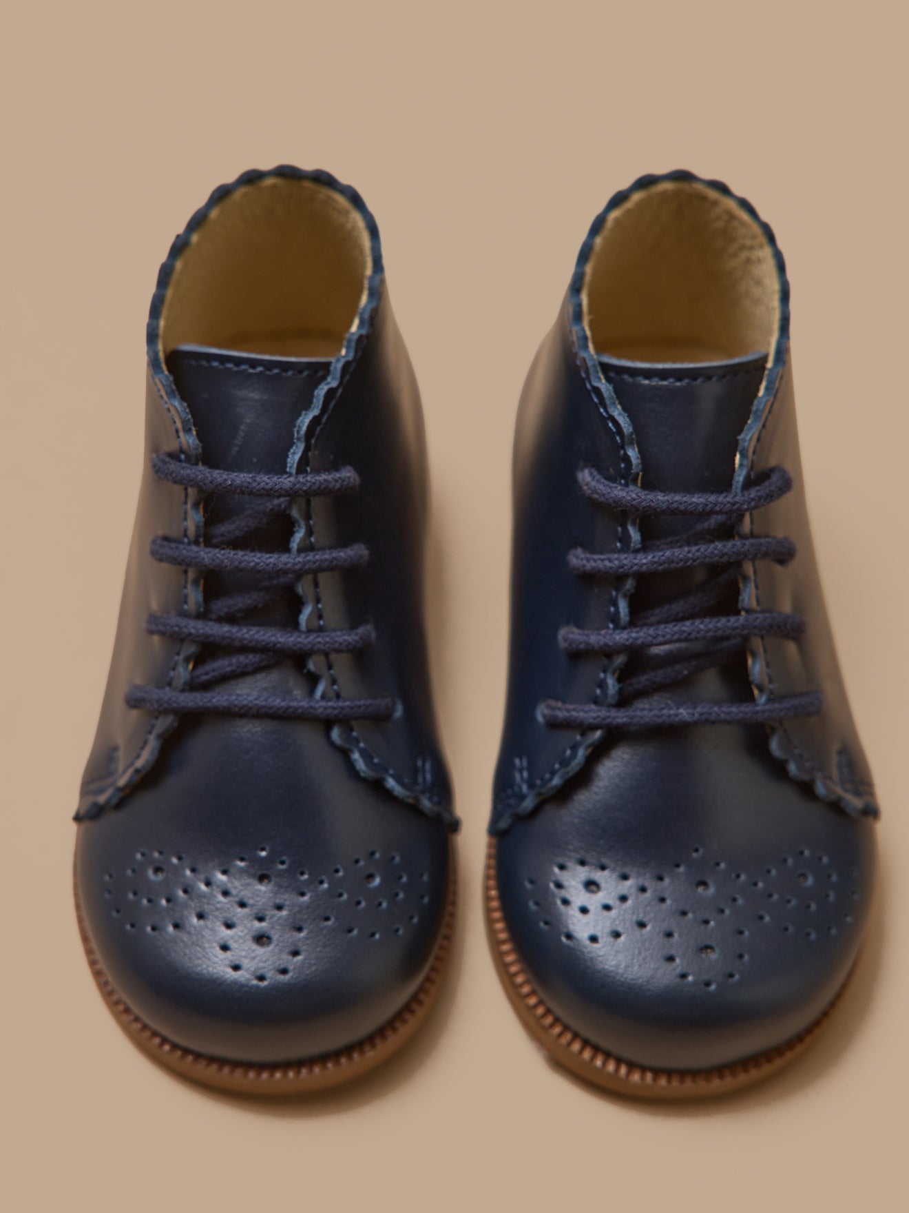 Baby-Stiefeletten aus Leder mit floraler Lochung an der Spitze