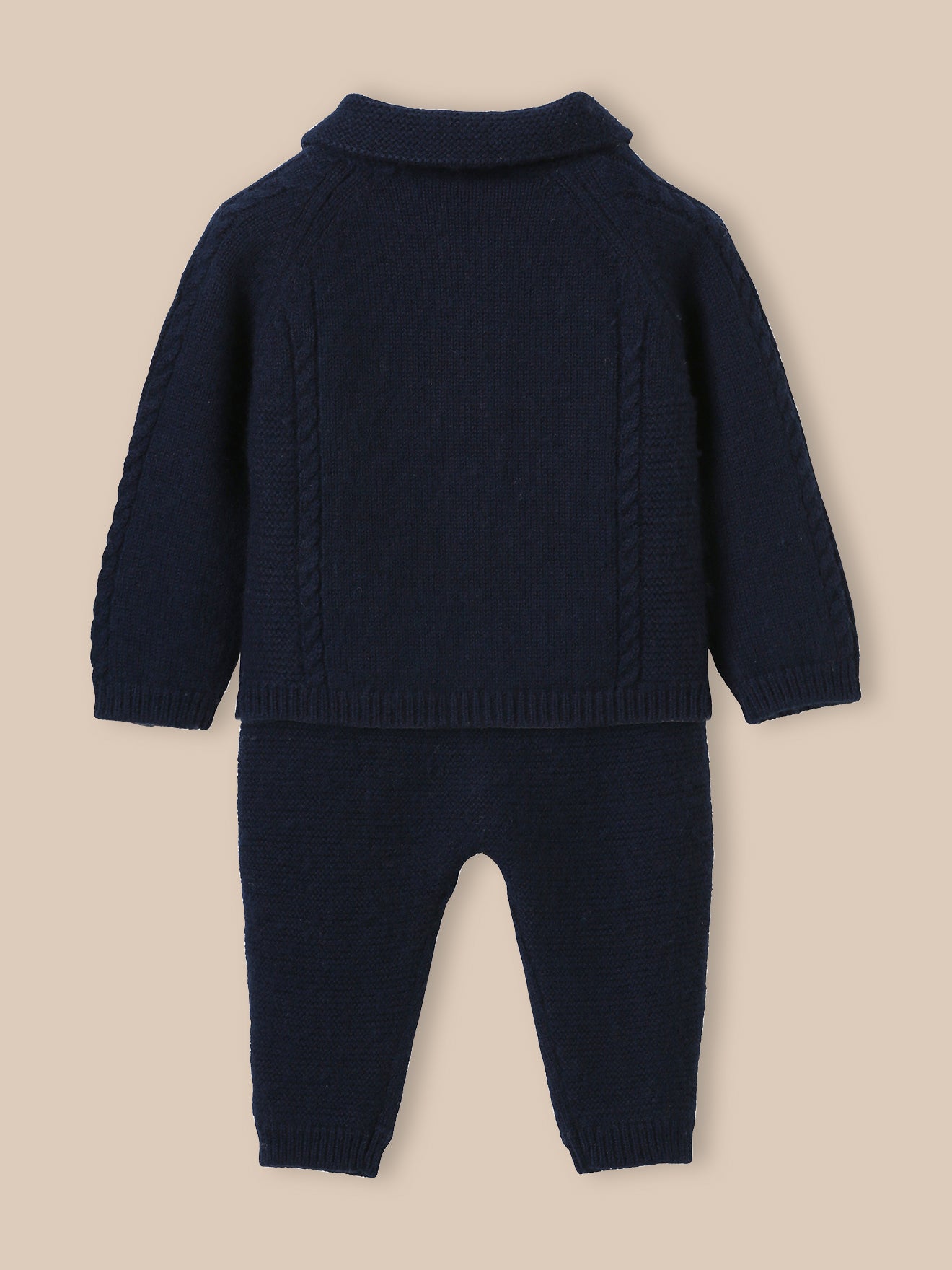 Baby-Strickset mit Zopfmuster