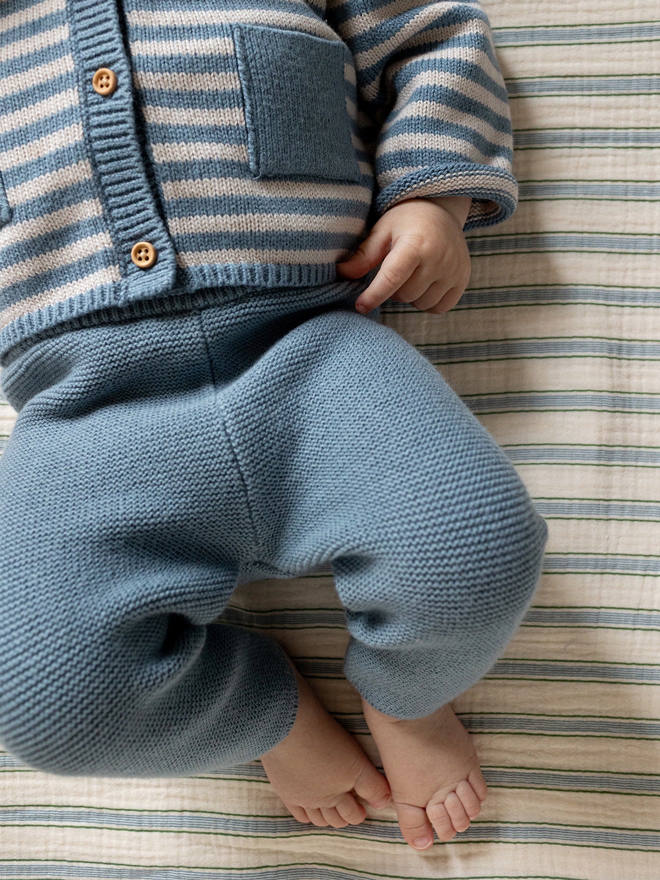 Gestreiftes Strickset für Babys