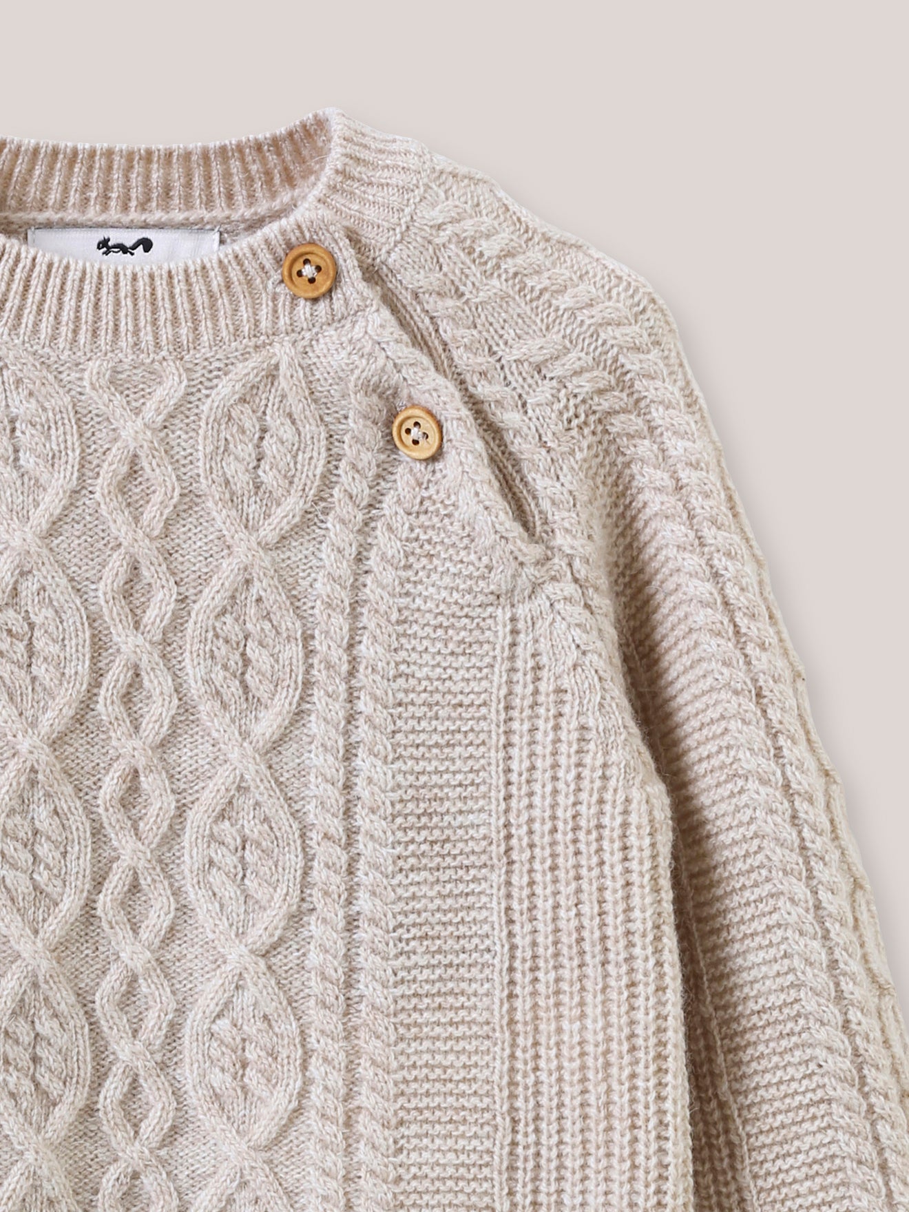 Babypullover aus Wolle mit Zopfmuster