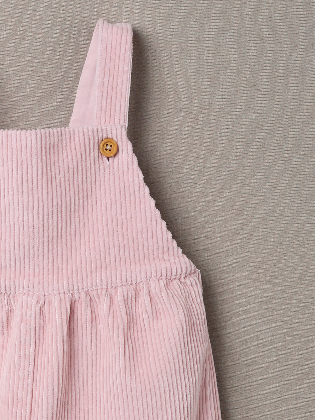 Baby-Latzhose aus Velours