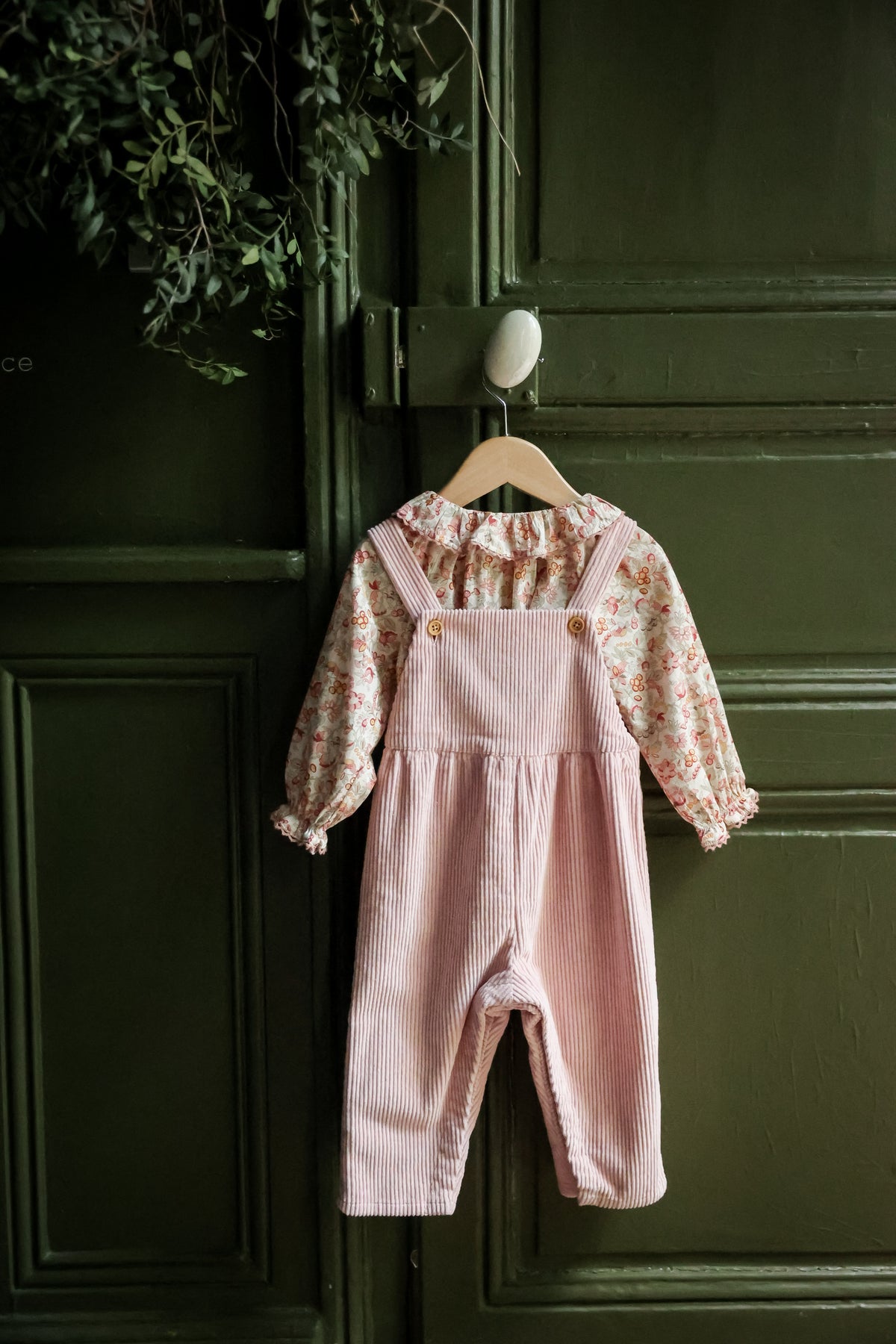 Baby-Latzhose aus Velours