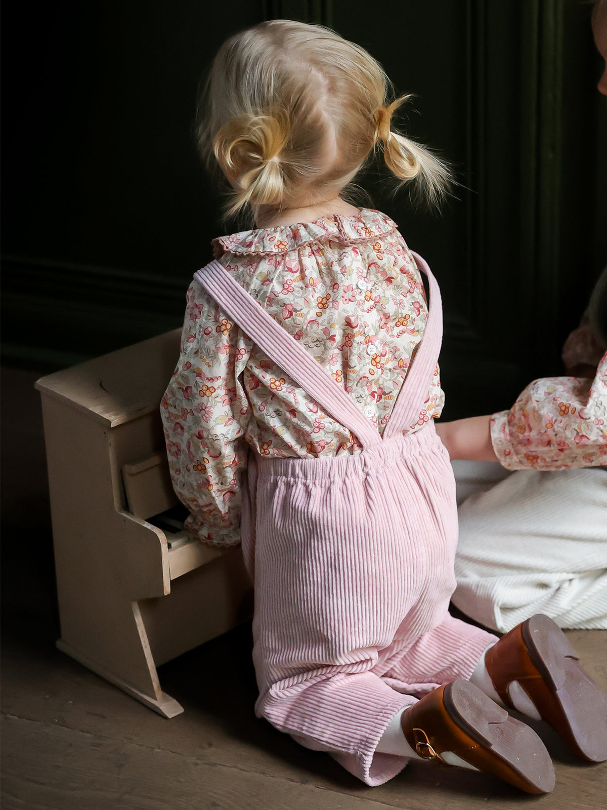 Baby-Latzhose aus Velours