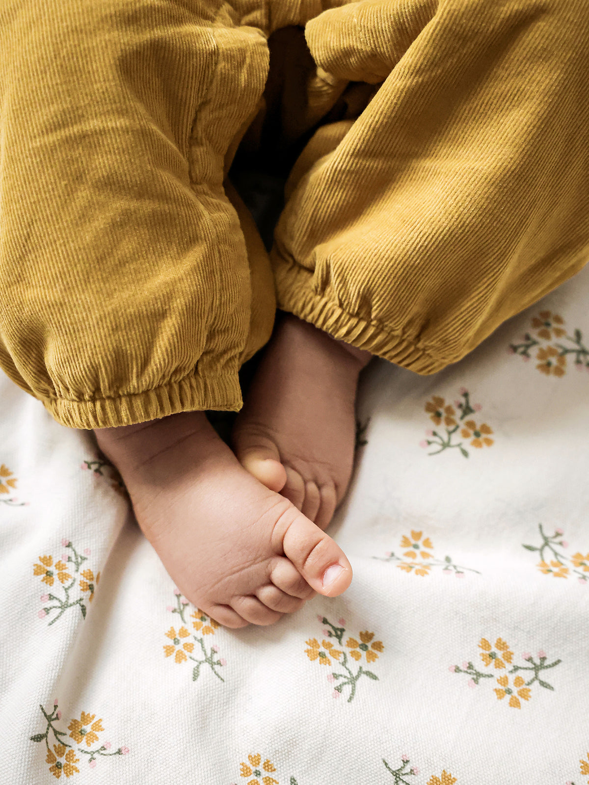 Baby-Latzhose aus Velours