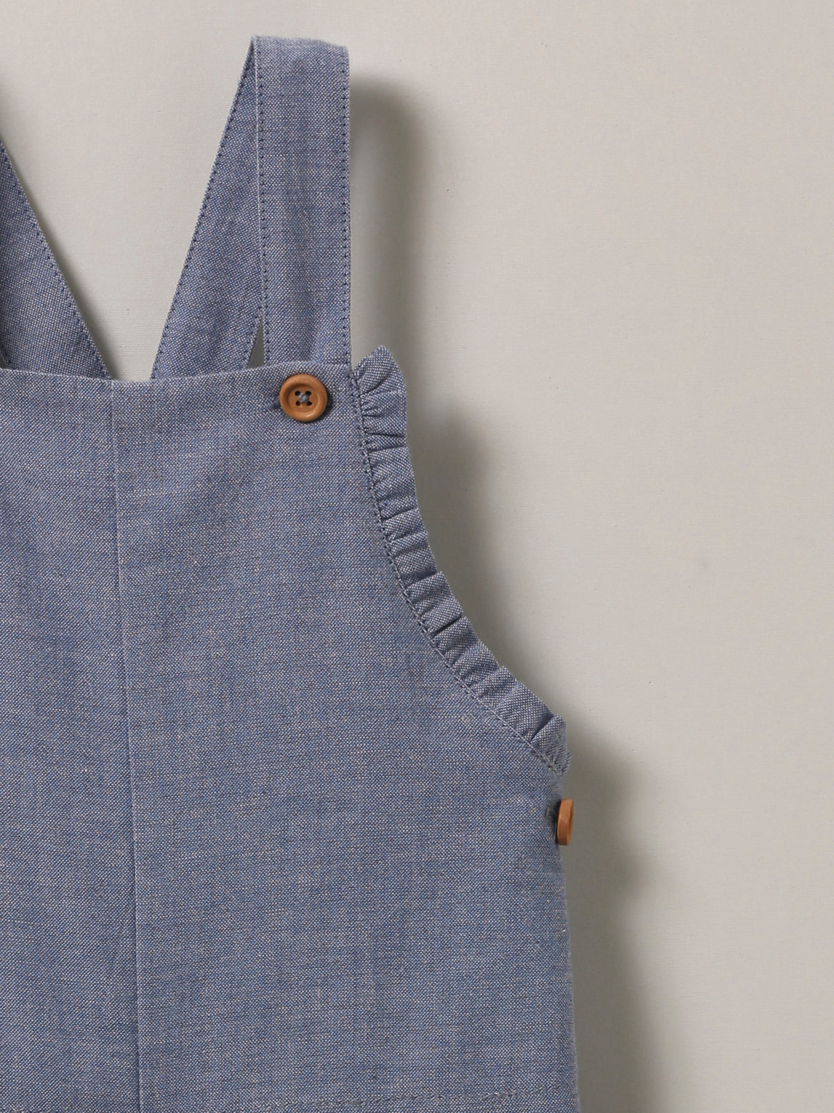 Baby-Latzhose aus Chambray-Stoff